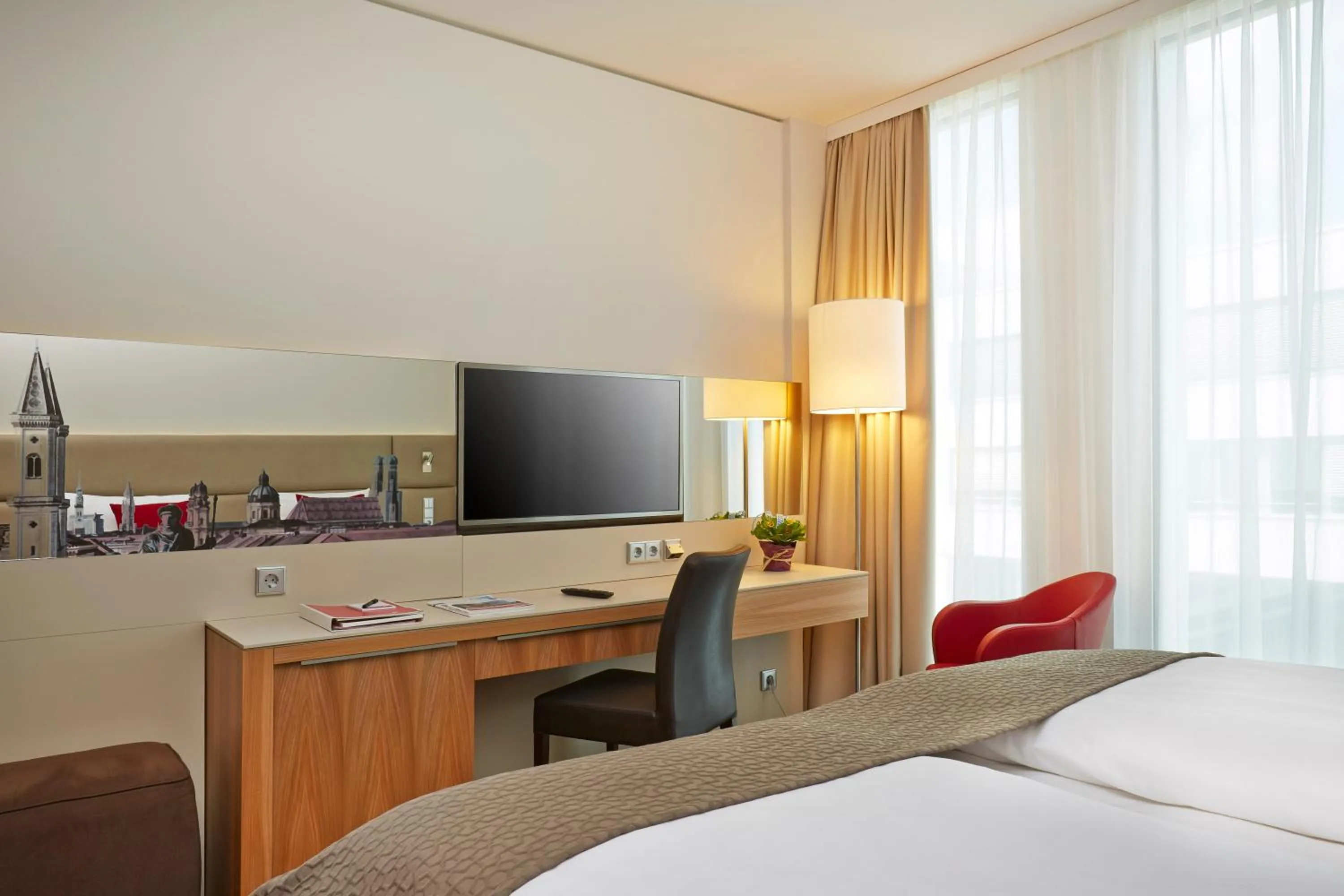 Photo of the whole room, Bed in H4 Hotel München Messe
