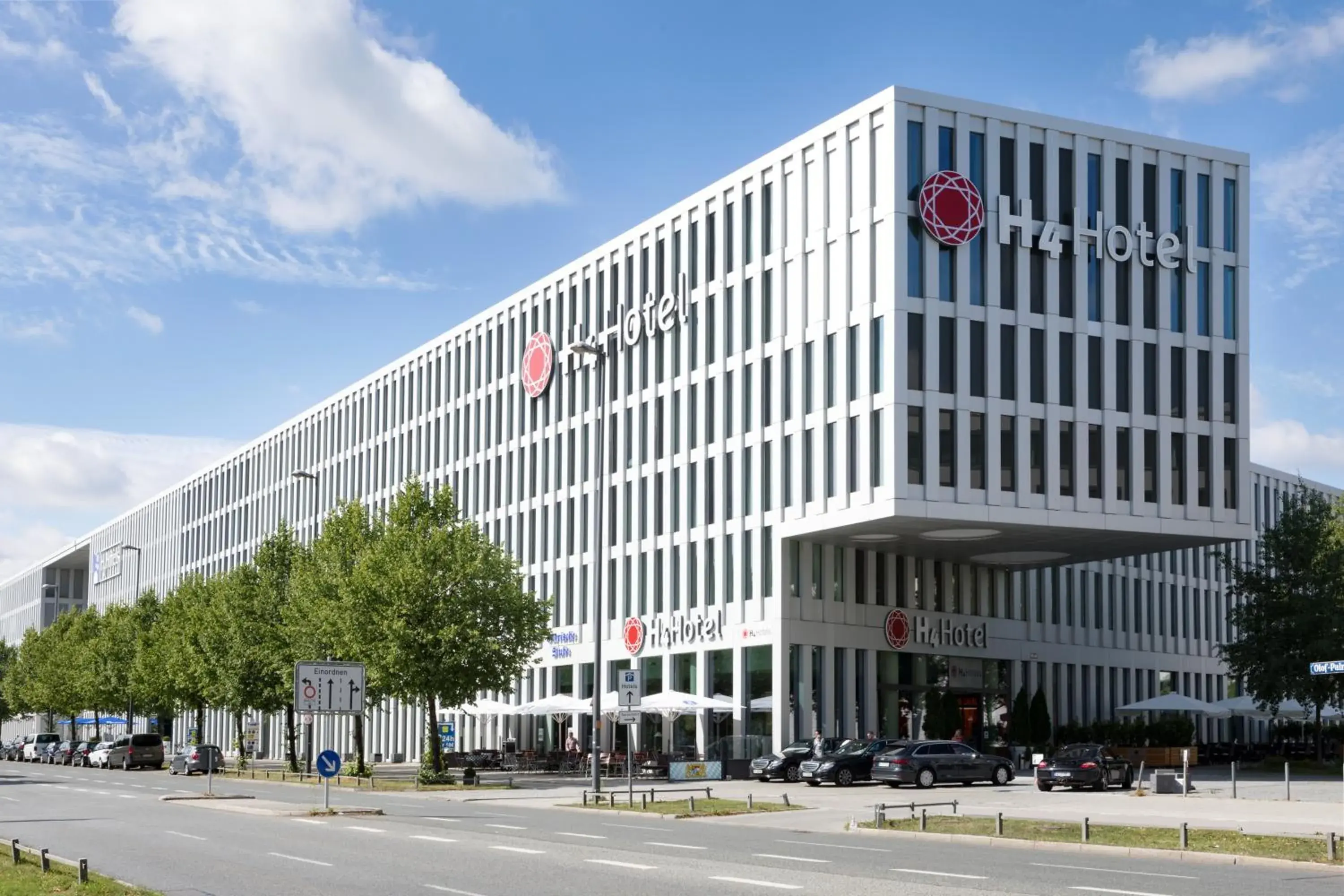 Facade/entrance in H4 Hotel München Messe Facade/entrance in H4 Hotel München Messe