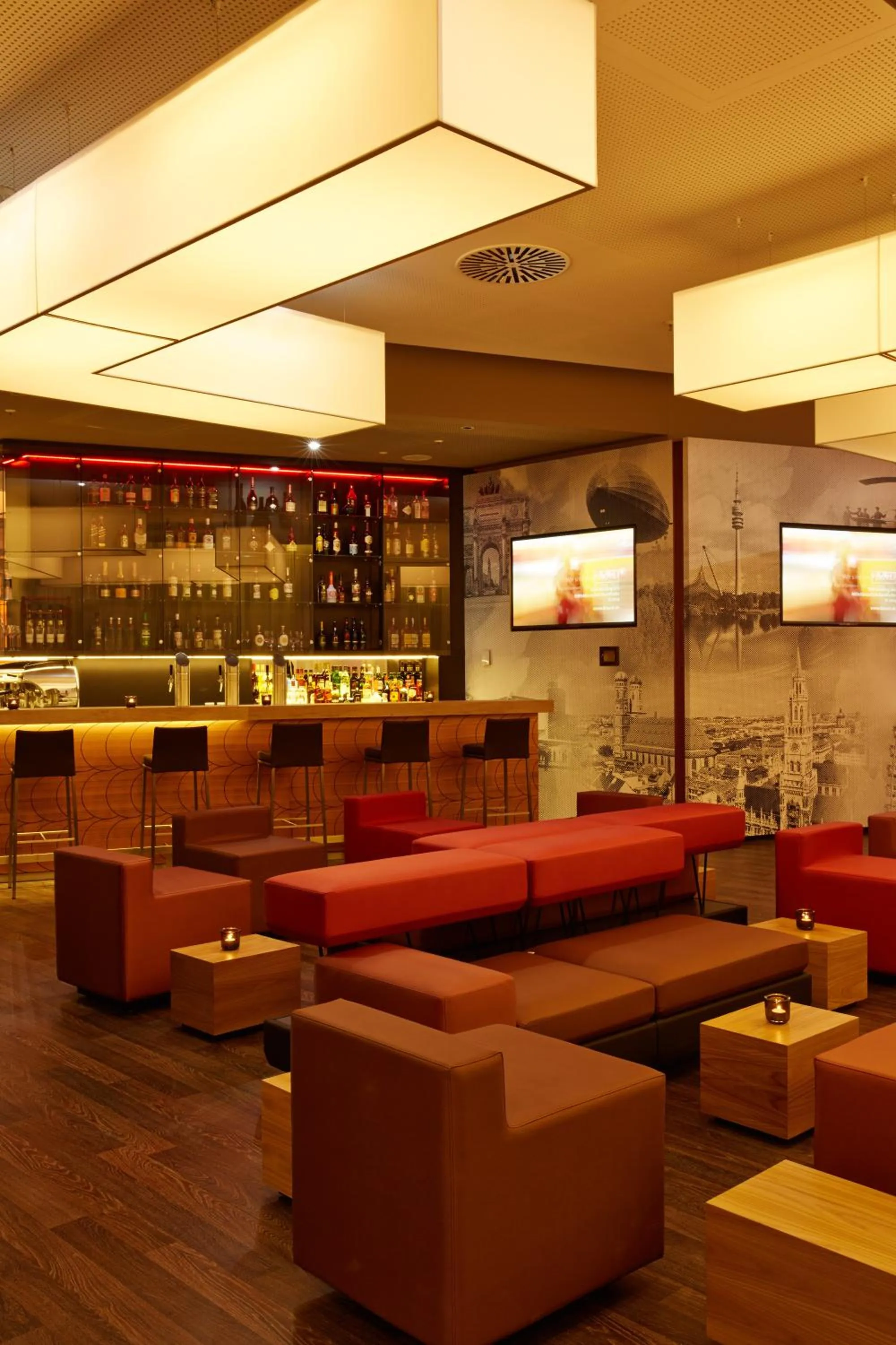 Lounge or bar in H4 Hotel München Messe