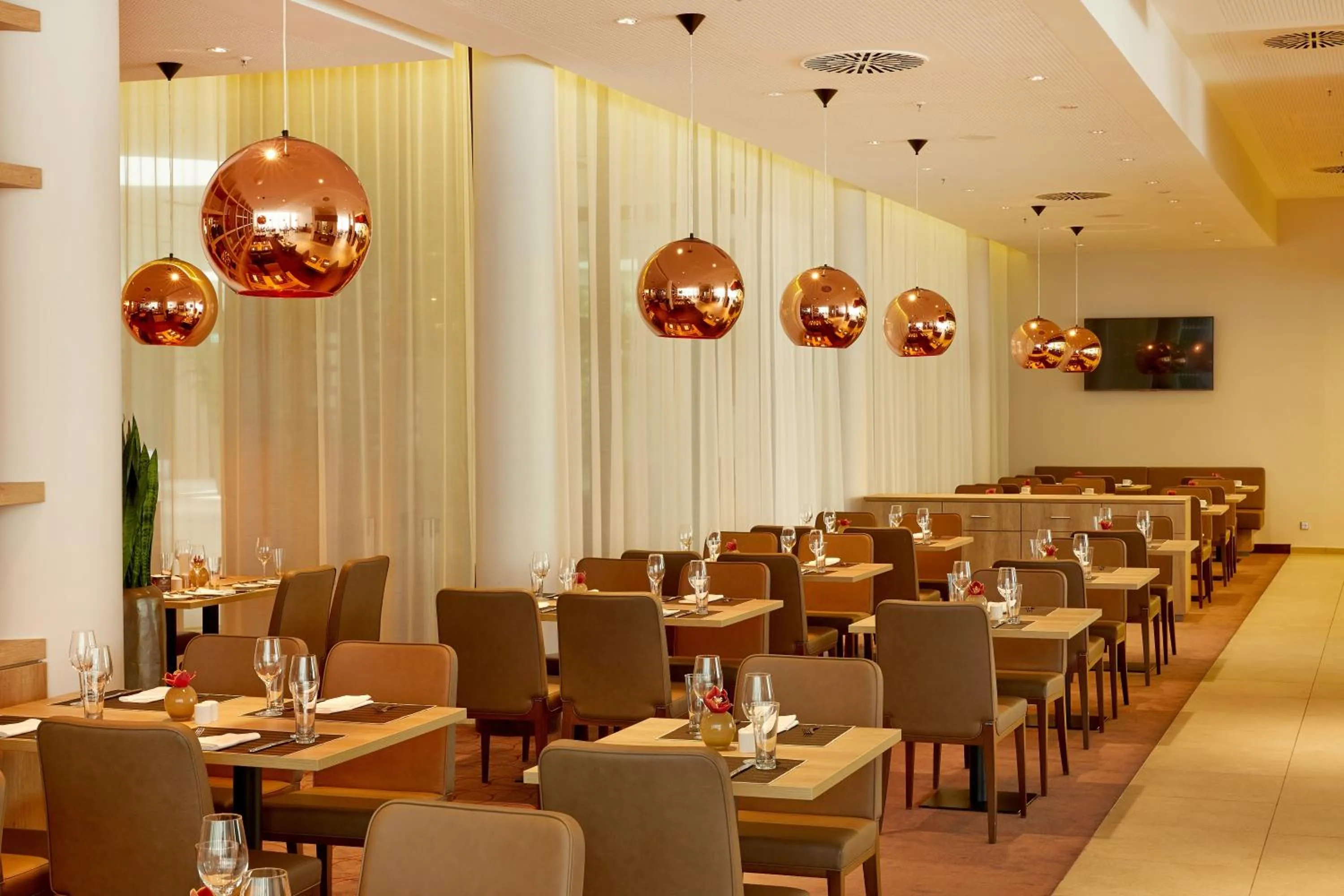 Restaurant/places to eat in H4 Hotel München Messe