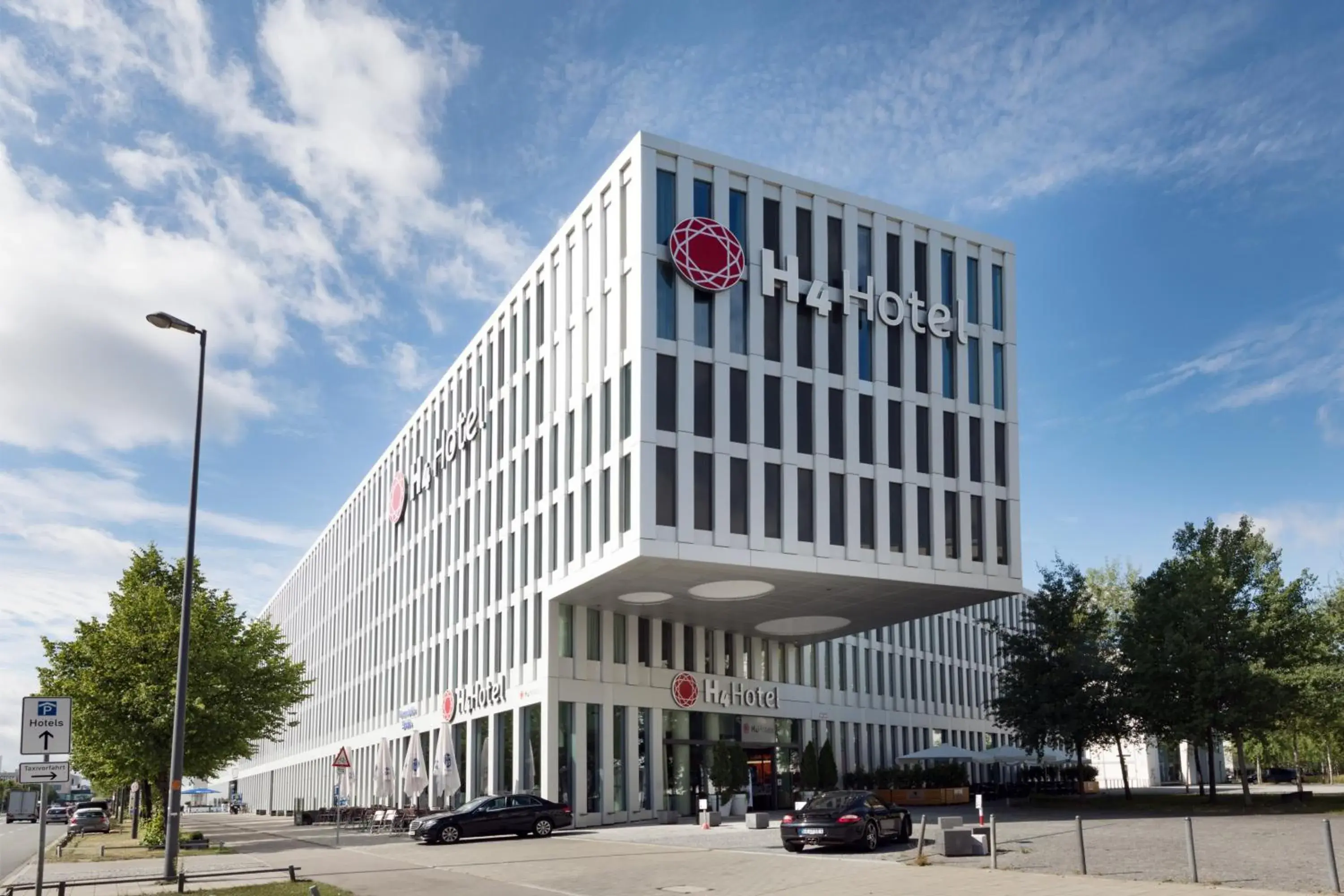 Facade/entrance in H4 Hotel München Messe Facade/entrance in H4 Hotel München Messe