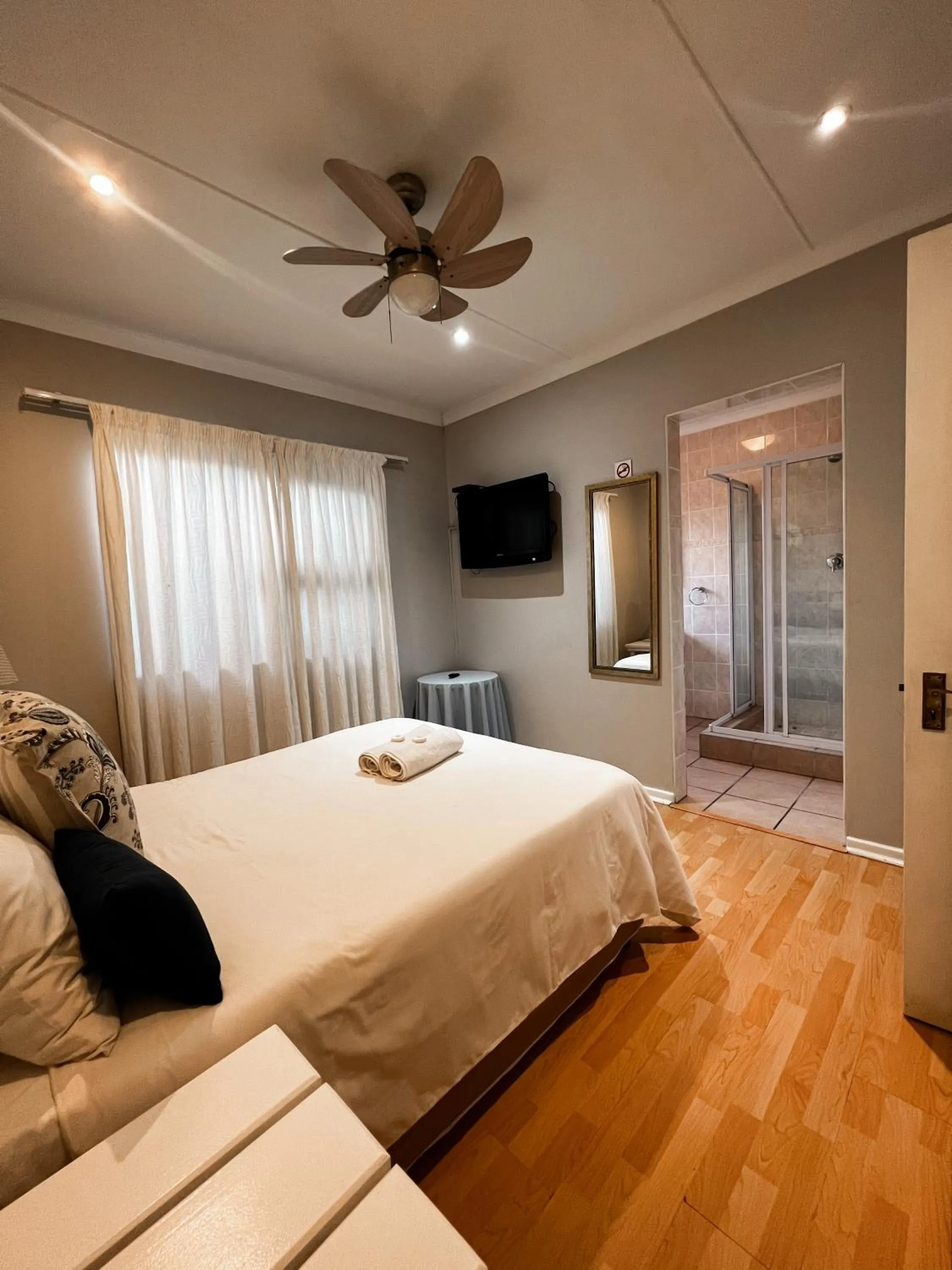 Bedroom, Bed in Goulden Street Guest House