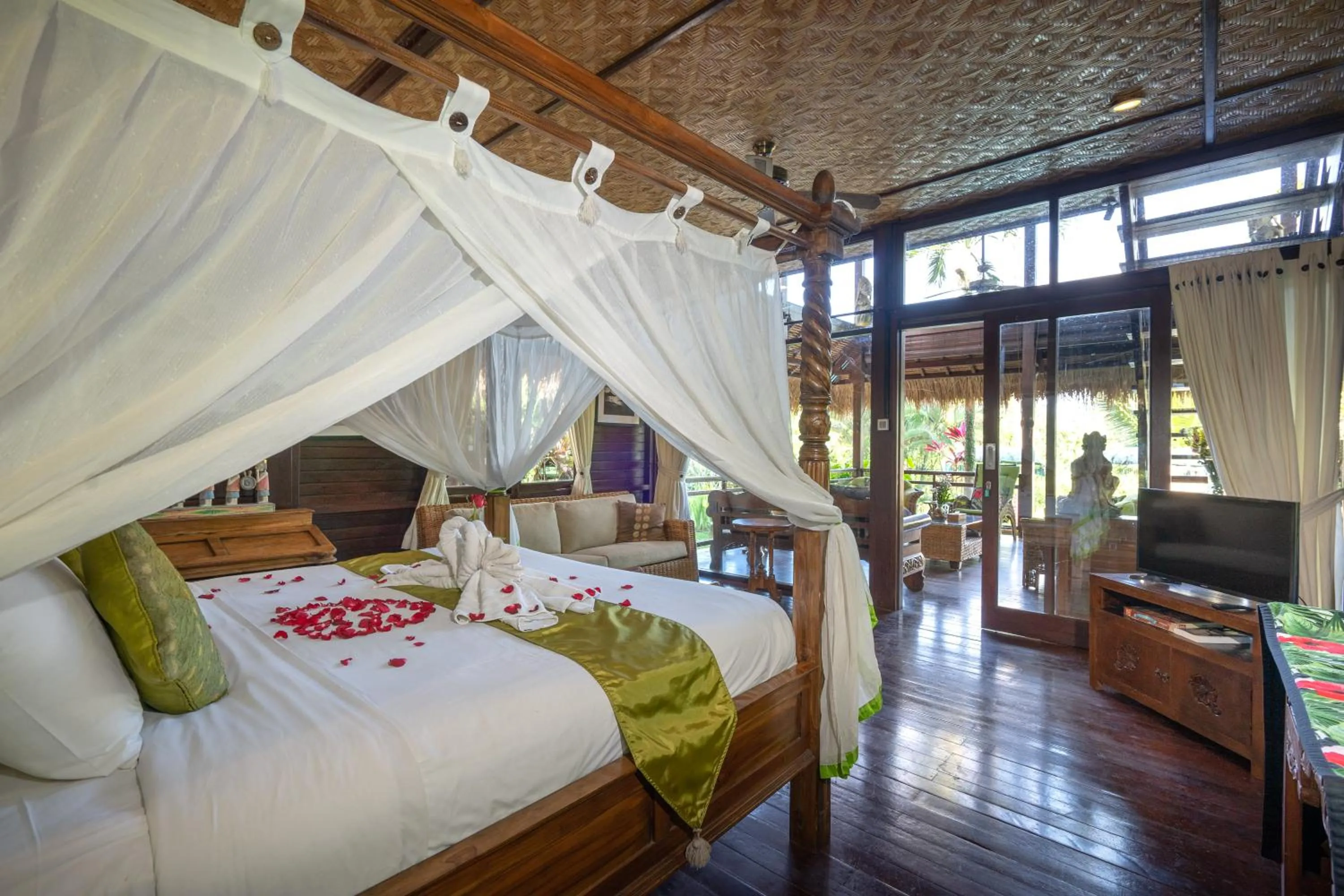 TV and multimedia, Bed in Kupu Kupu Private Villa