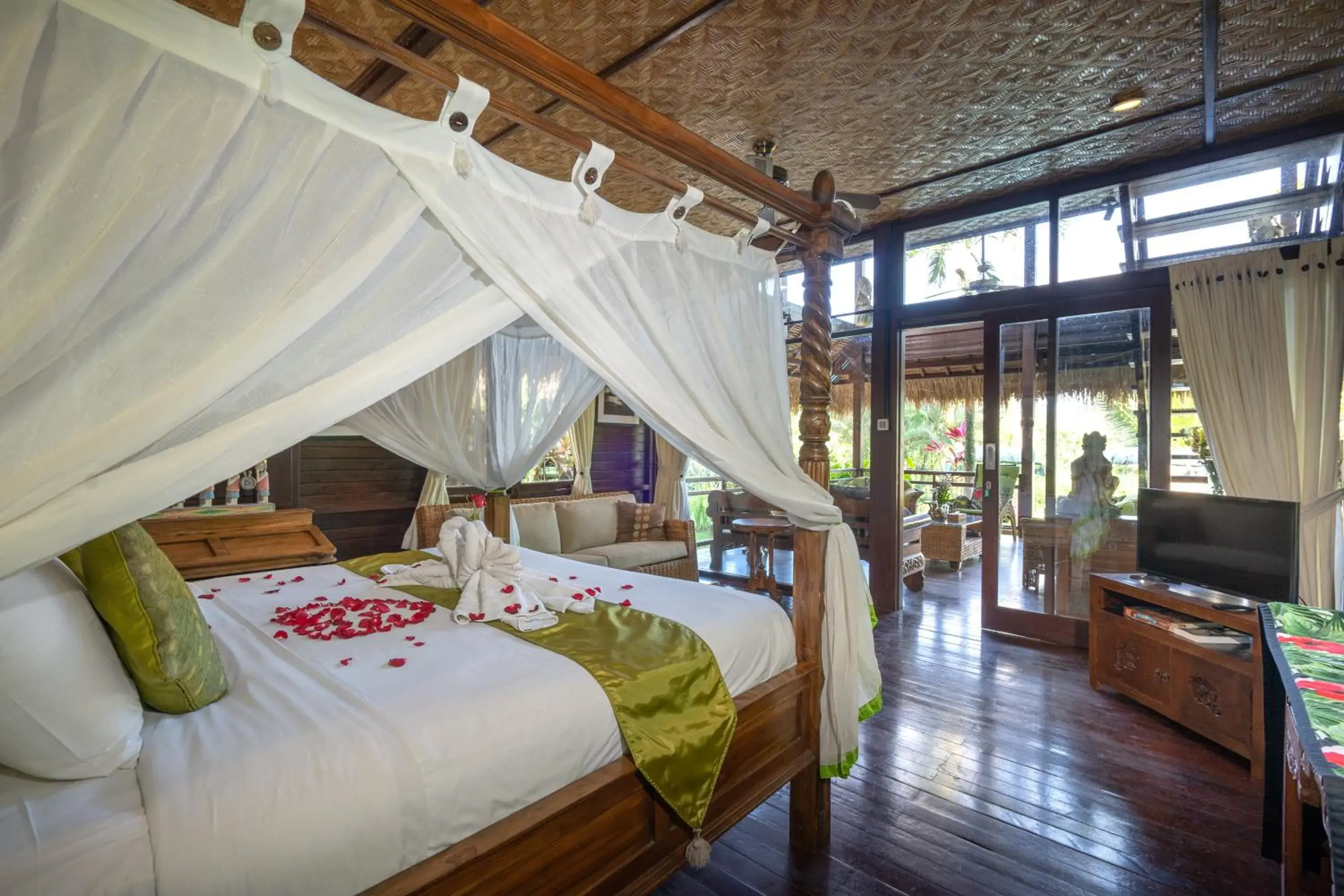 TV and multimedia, Bed in Kupu Kupu Private Villa TV and multimedia, Bed in Kupu Kupu Private Villa