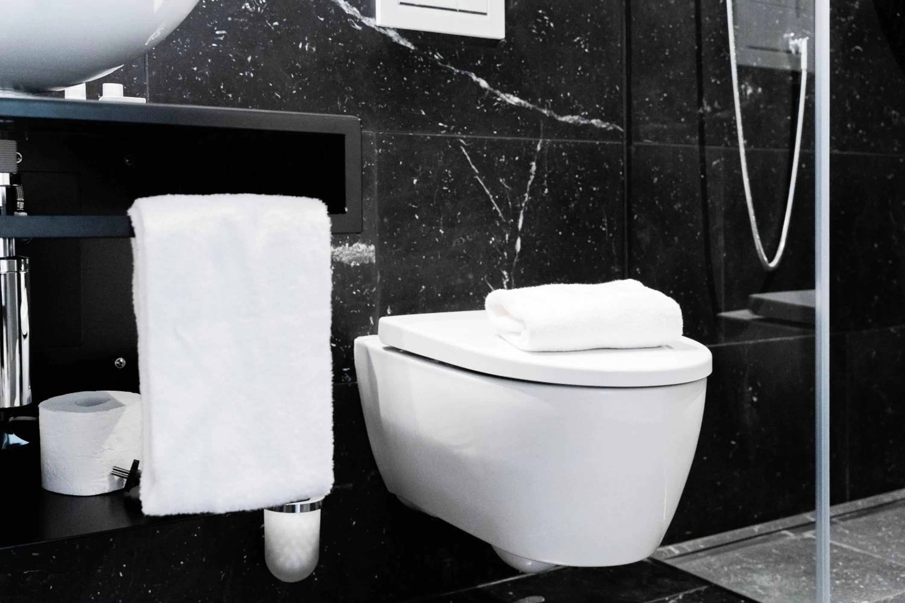 Bathroom in Blackhome Innsbruck City South I contactless check-in