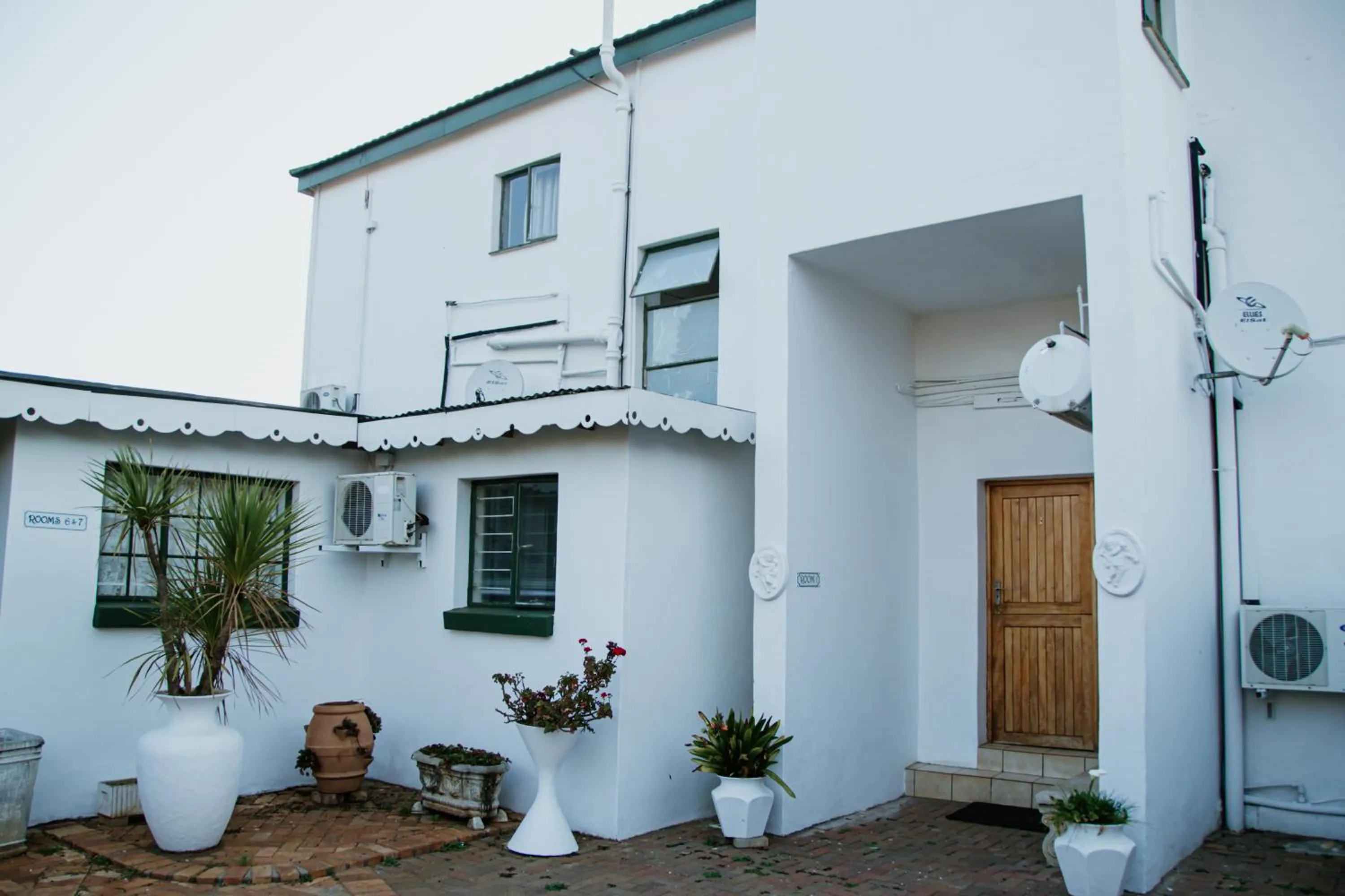 Alec Wright's Guest Lodge