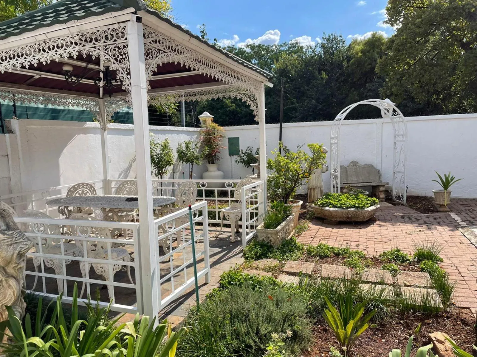 Alec Wright's Guest Lodge