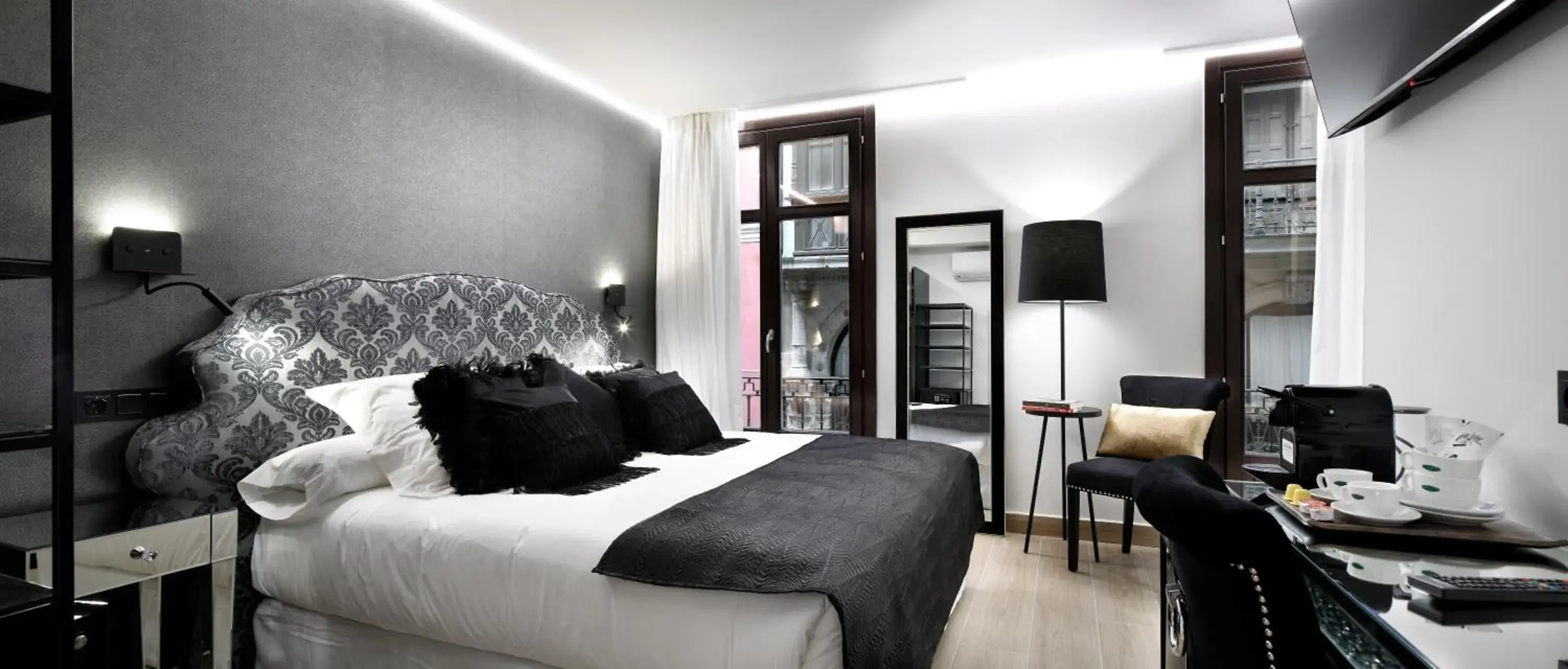 Deluxe Double Room with Bath in Pension Ama Bilbao Deluxe Double Room with Bath in Pension Ama Bilbao