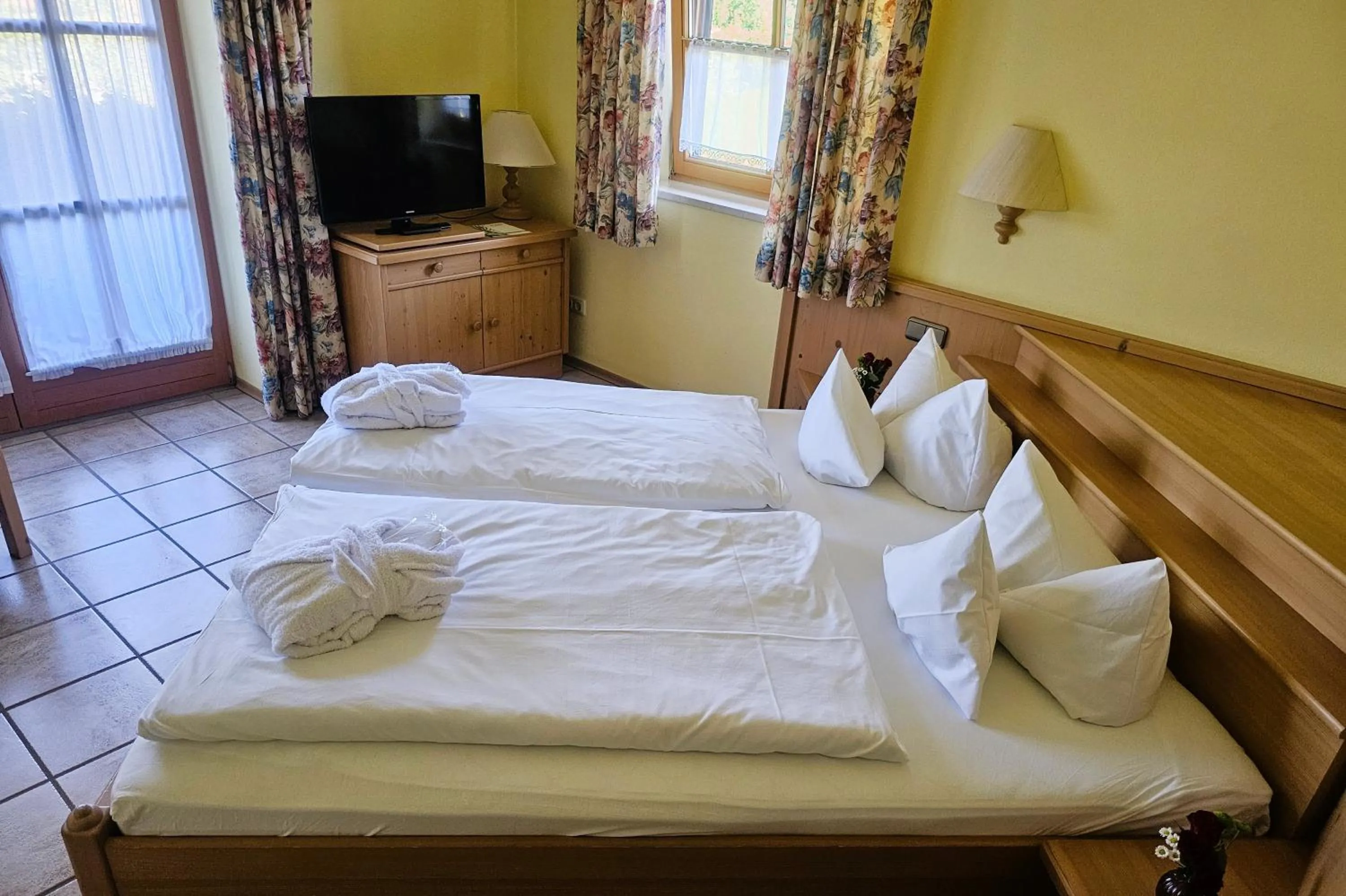 Bedroom, Bed in DEVA Achentaler Vitalhotel