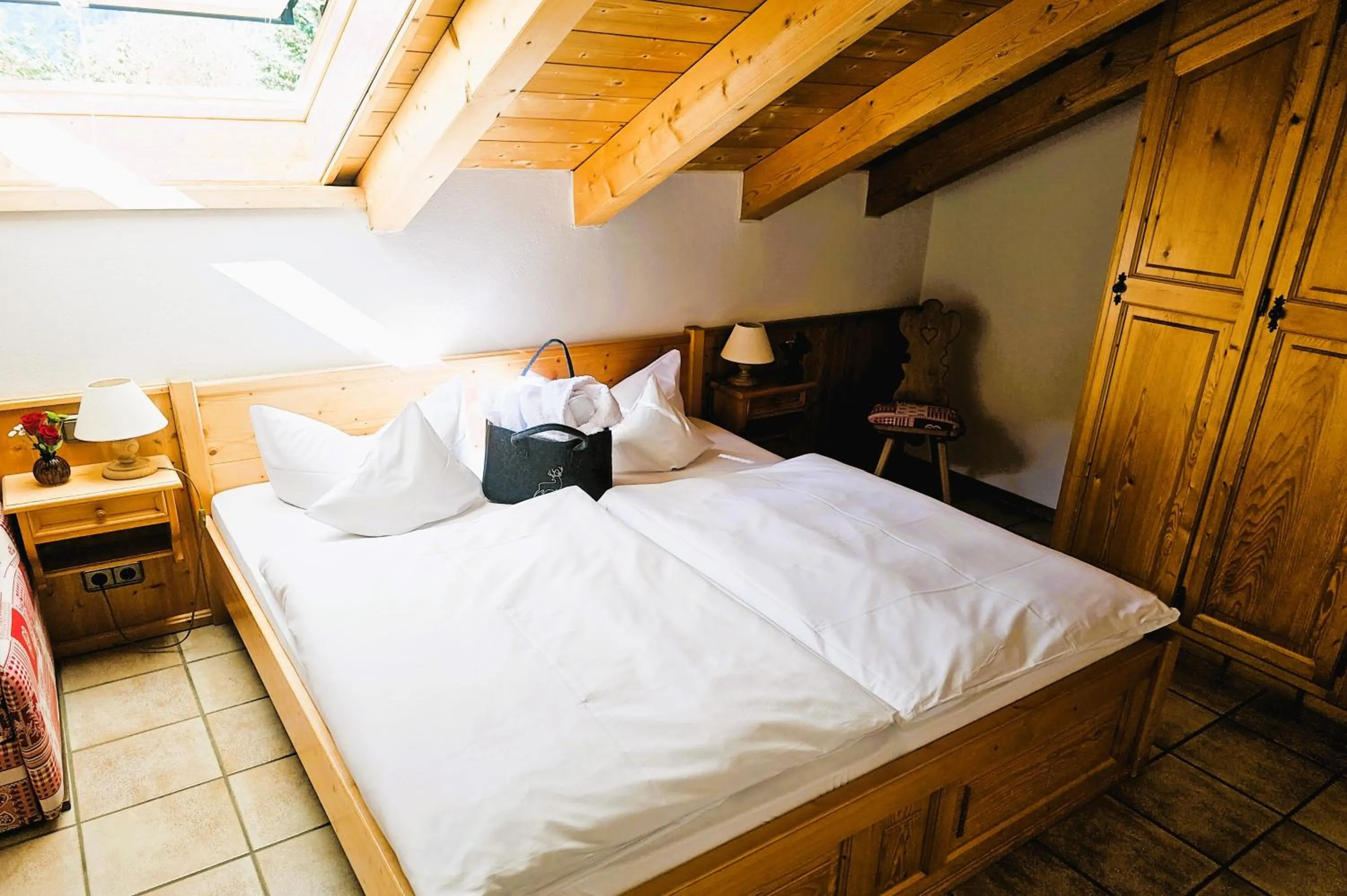 Bedroom, Bed in DEVA Achentaler Vitalhotel