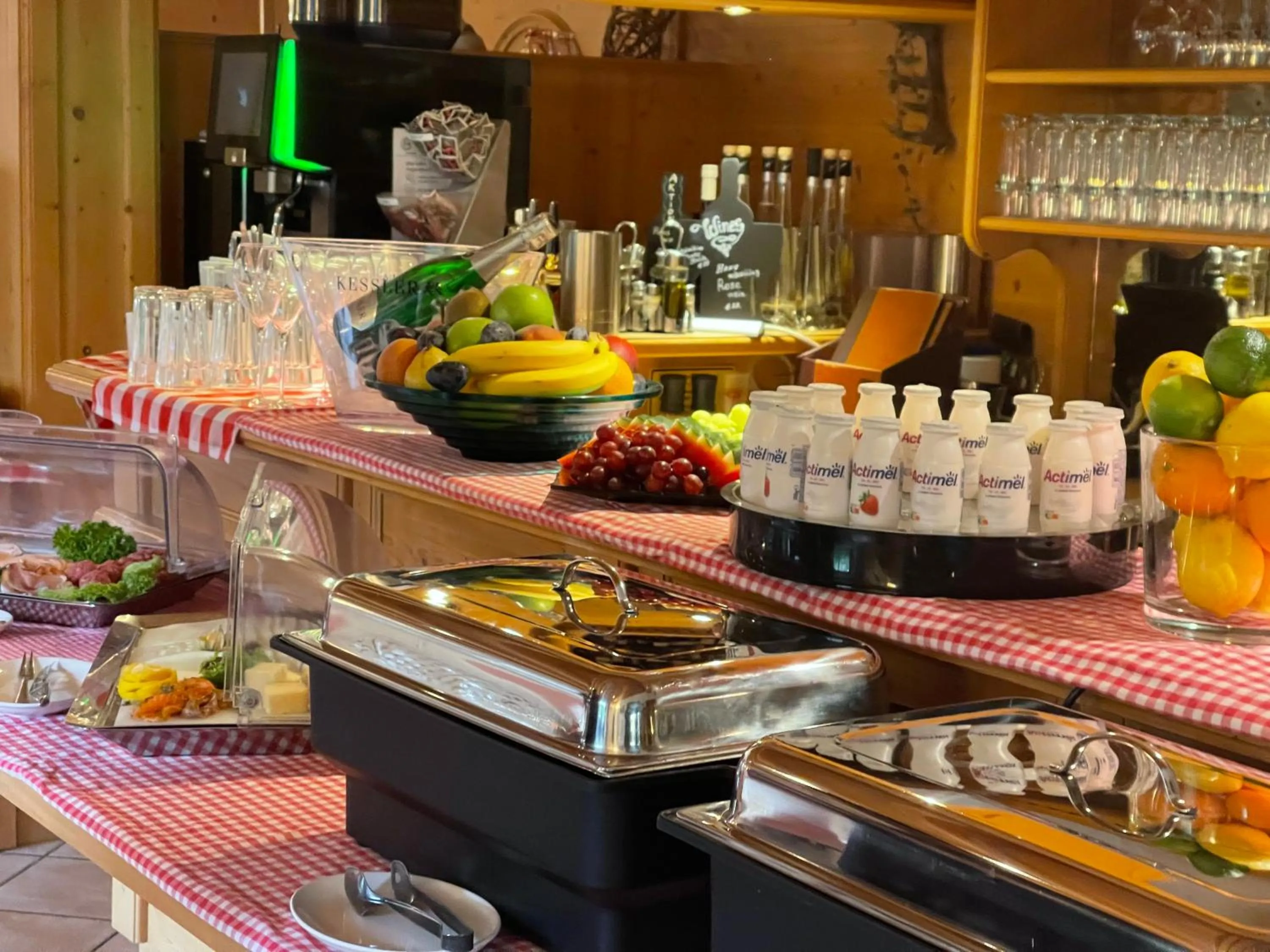 Buffet breakfast in DEVA Achentaler Vitalhotel