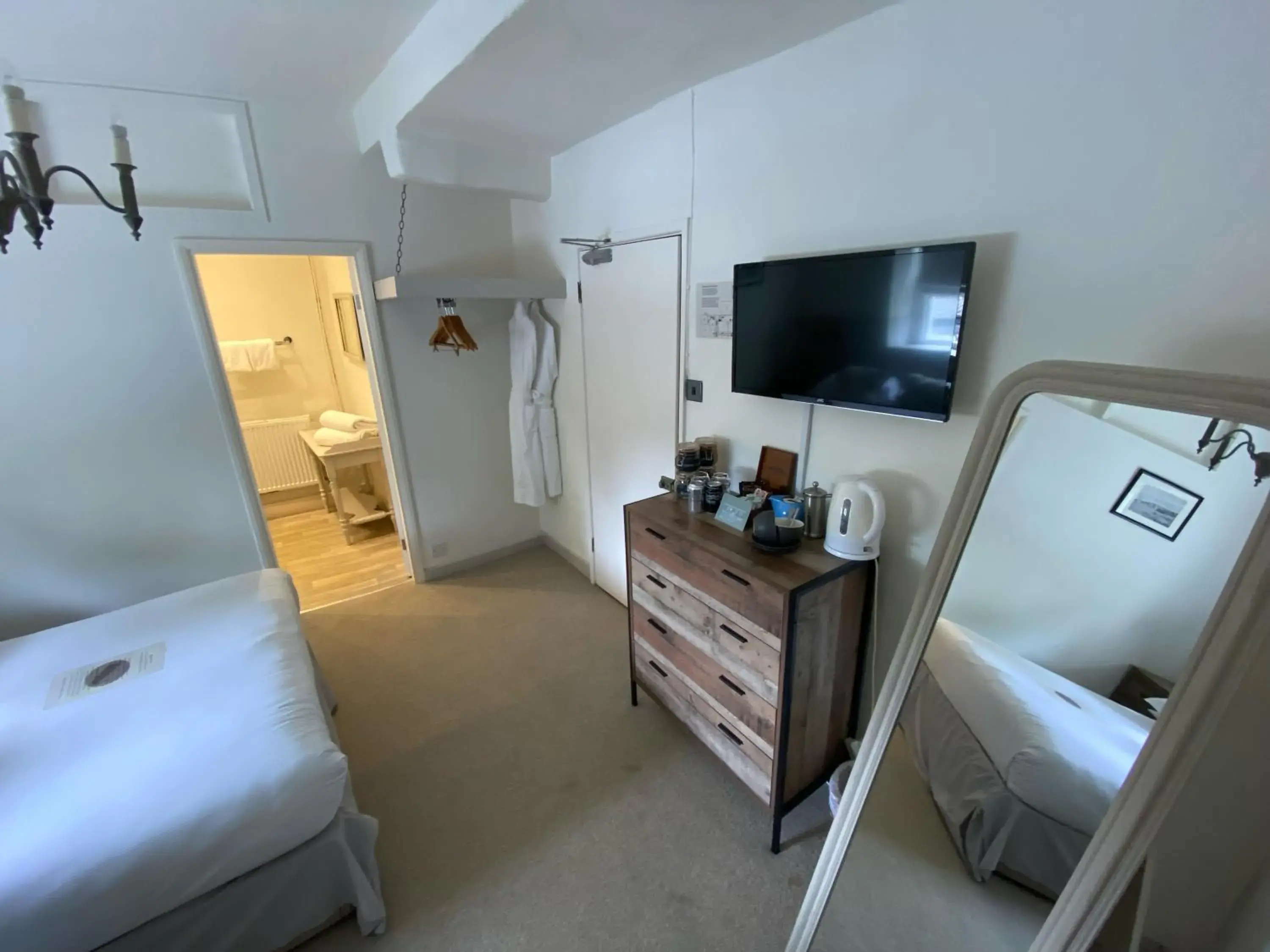Deluxe Double Room with Bath in The Cavendish Arms Deluxe Double Room with Bath in The Cavendish Arms