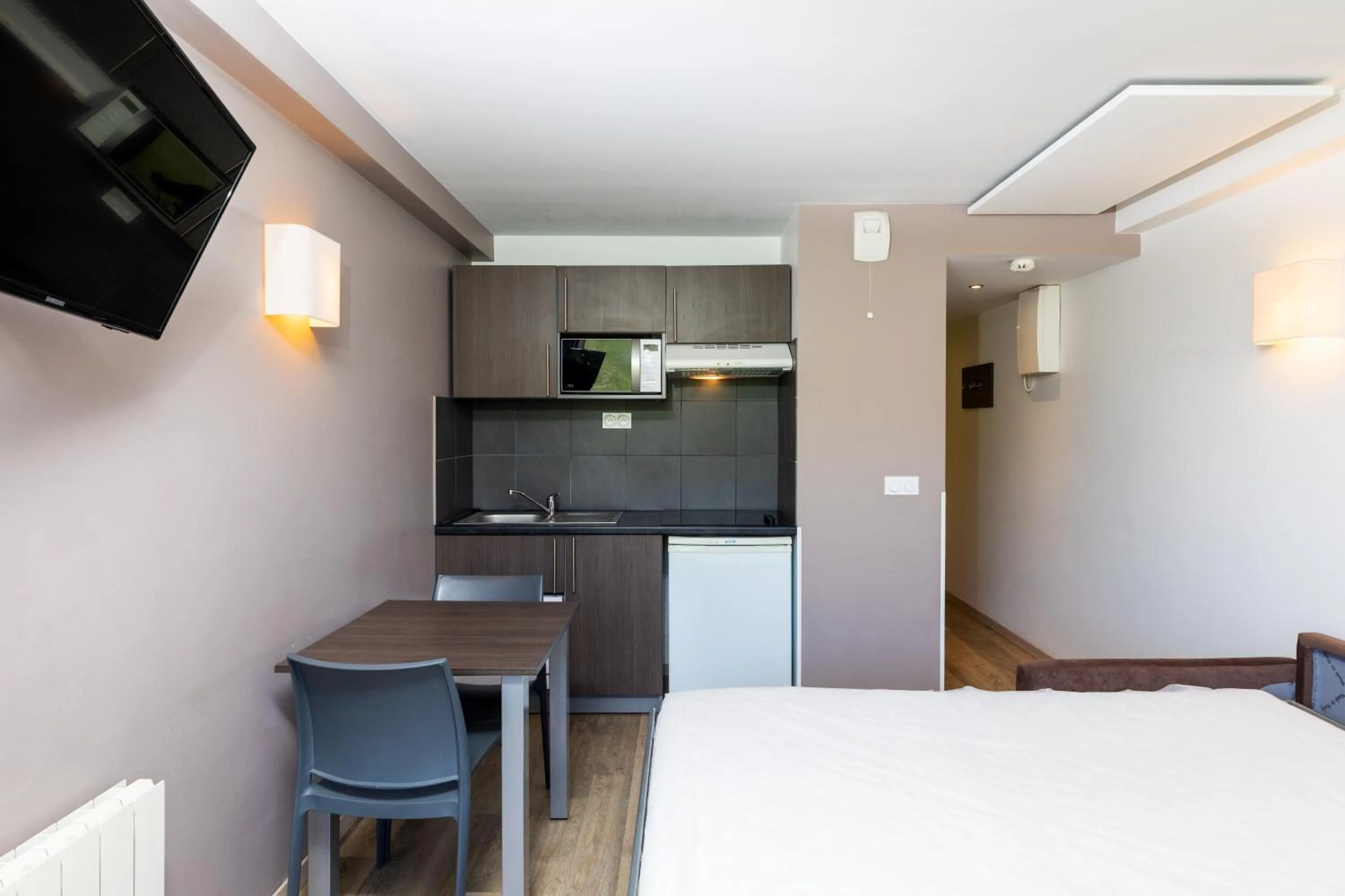 Kitchen or kitchenette, Bed in SOWELL RESIDENCES Crêt Voland
