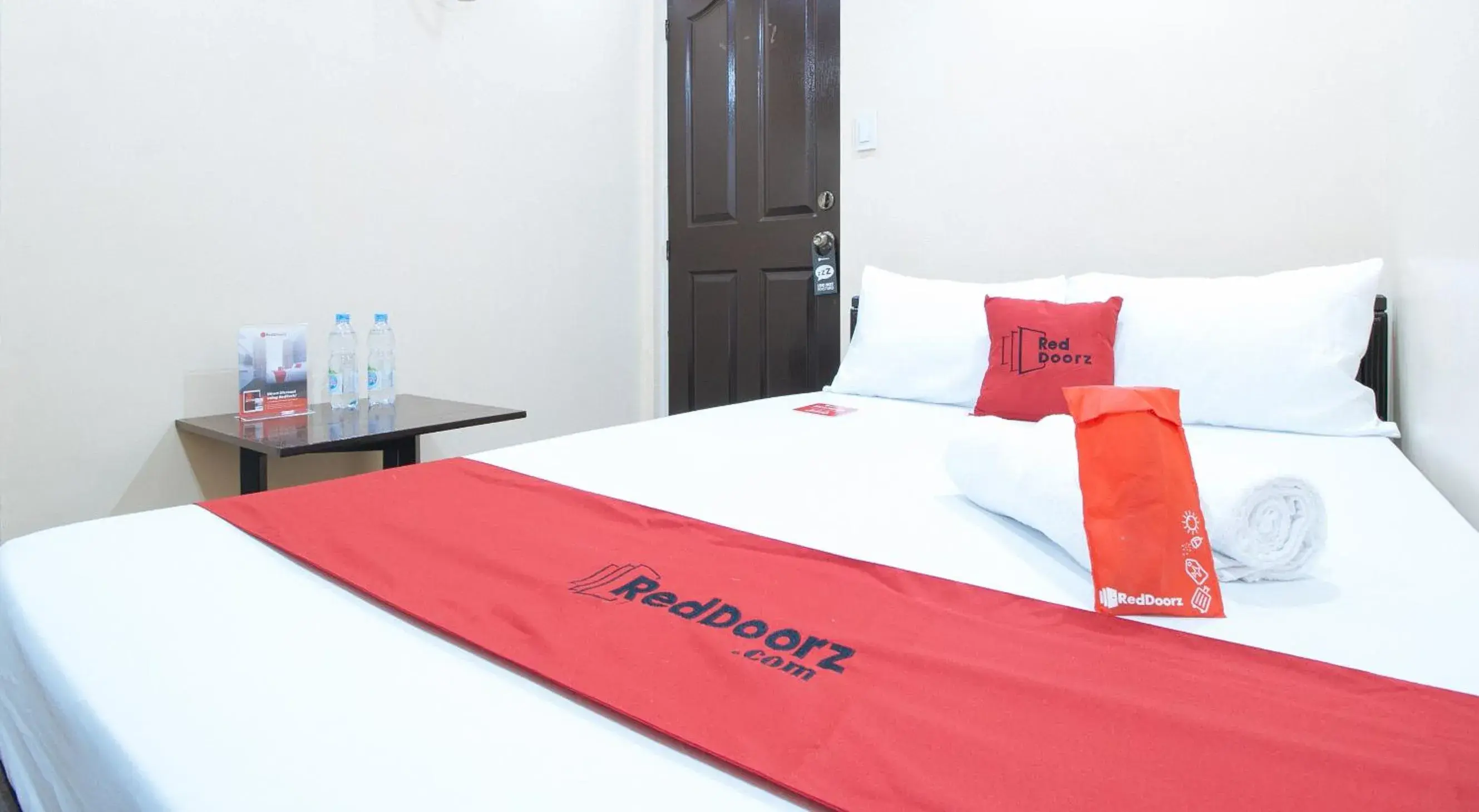 Double Room in RedDoorz Plus at Canley Residential Double Room in RedDoorz Plus at Canley Residential