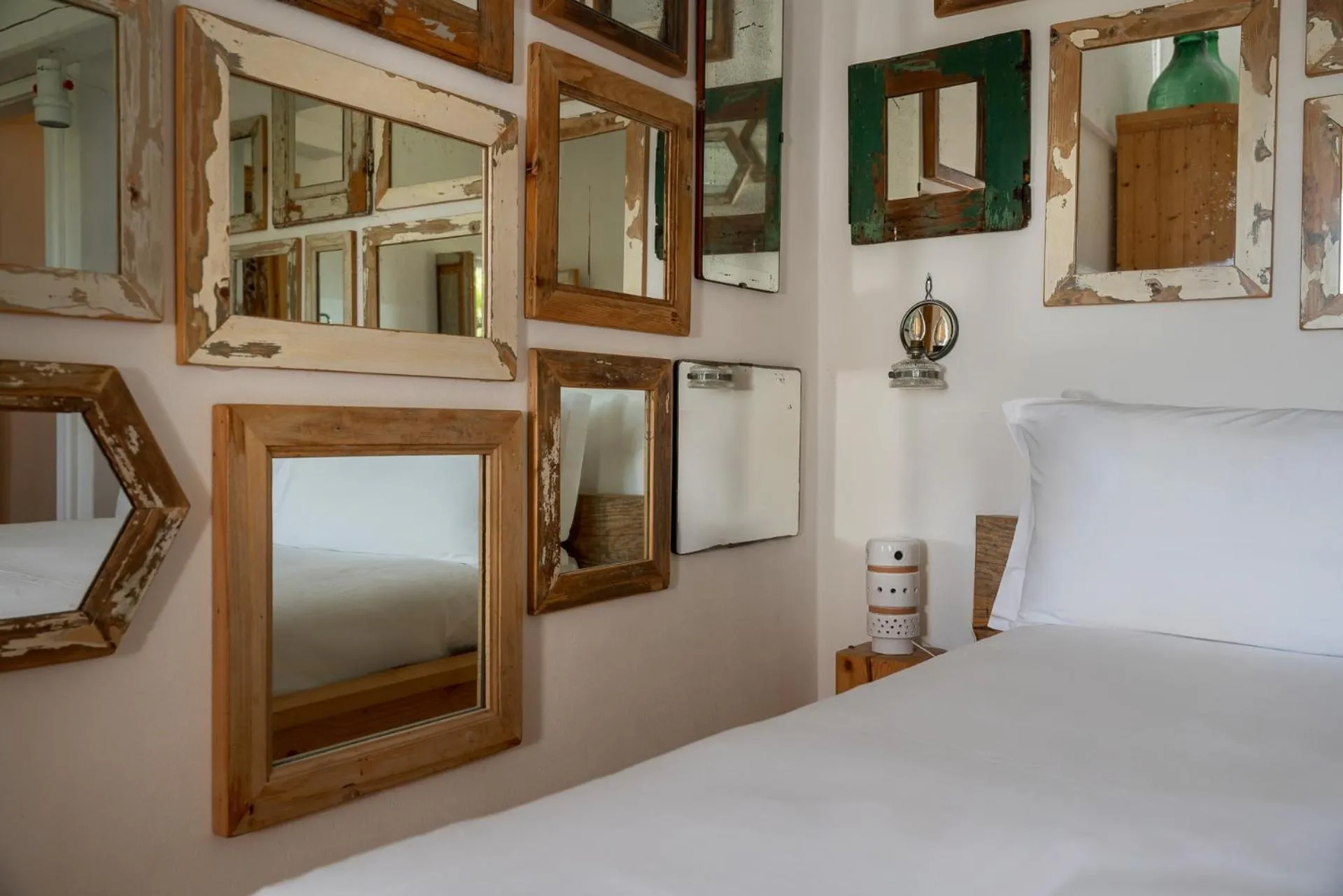 Decorative detail, Bed in Castello di Granarola Relais - Adults Friendly -