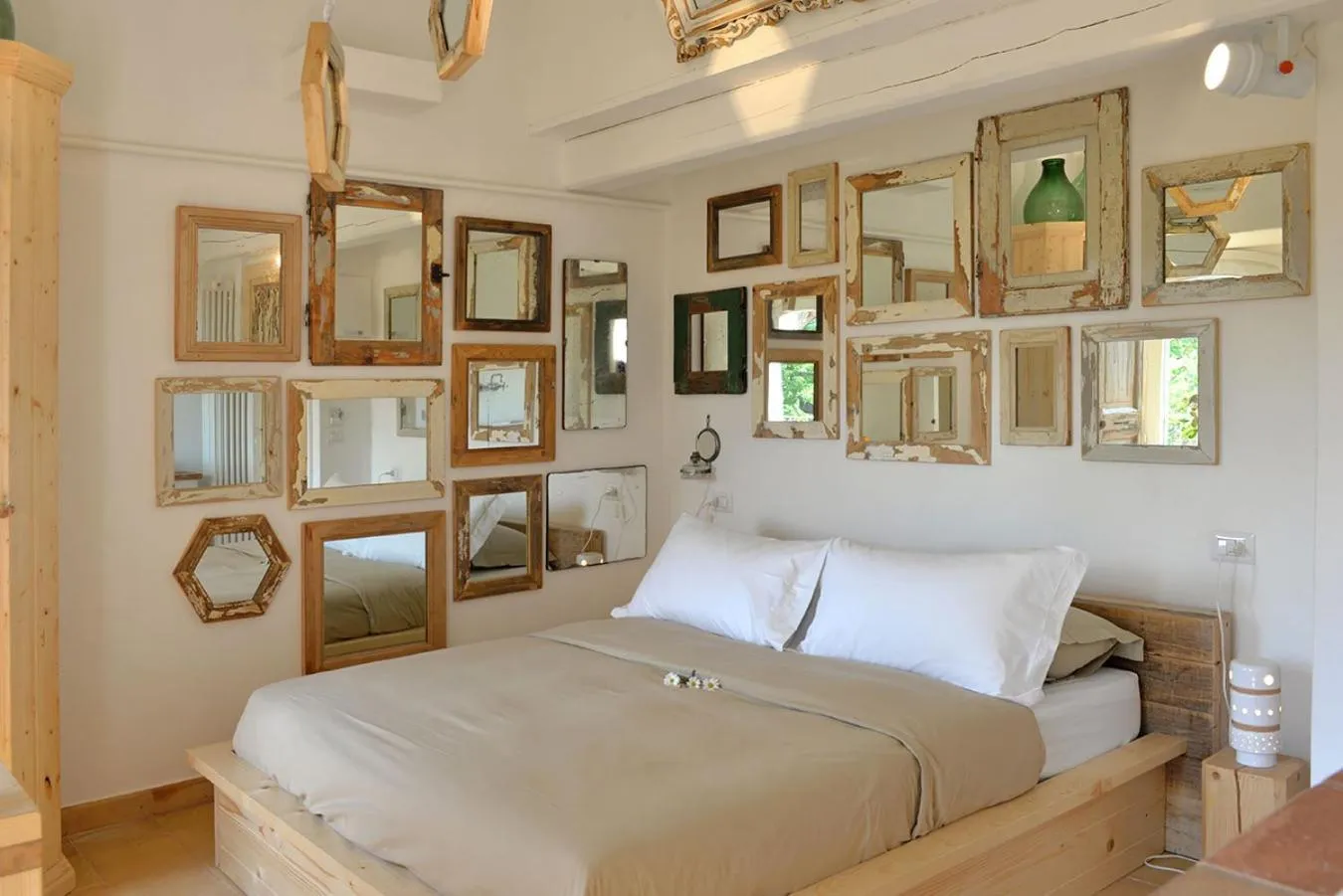 Decorative detail, Bed in Castello di Granarola Relais - Adults Friendly -