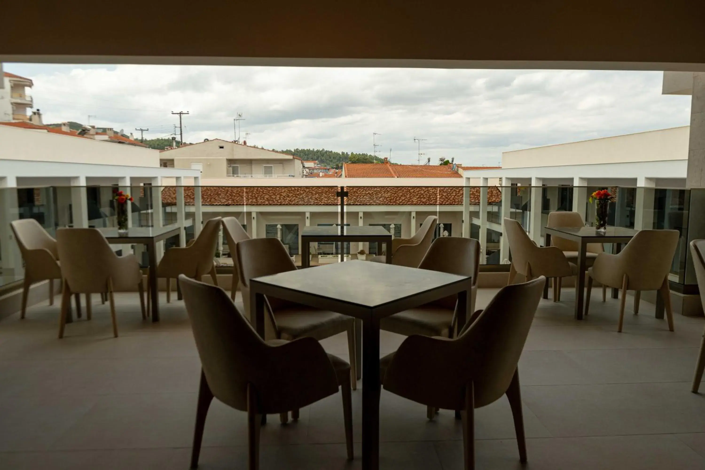 Restaurant/places to eat in Mirror Hotel Restaurant/places to eat in Mirror Hotel