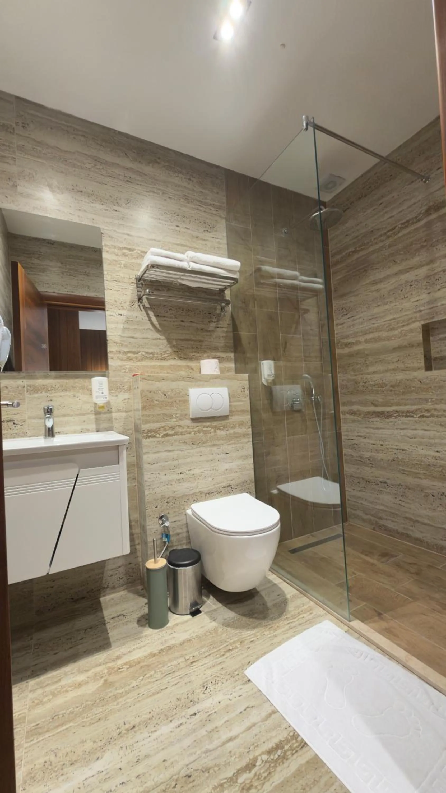 Shower in Hotel Semitronix