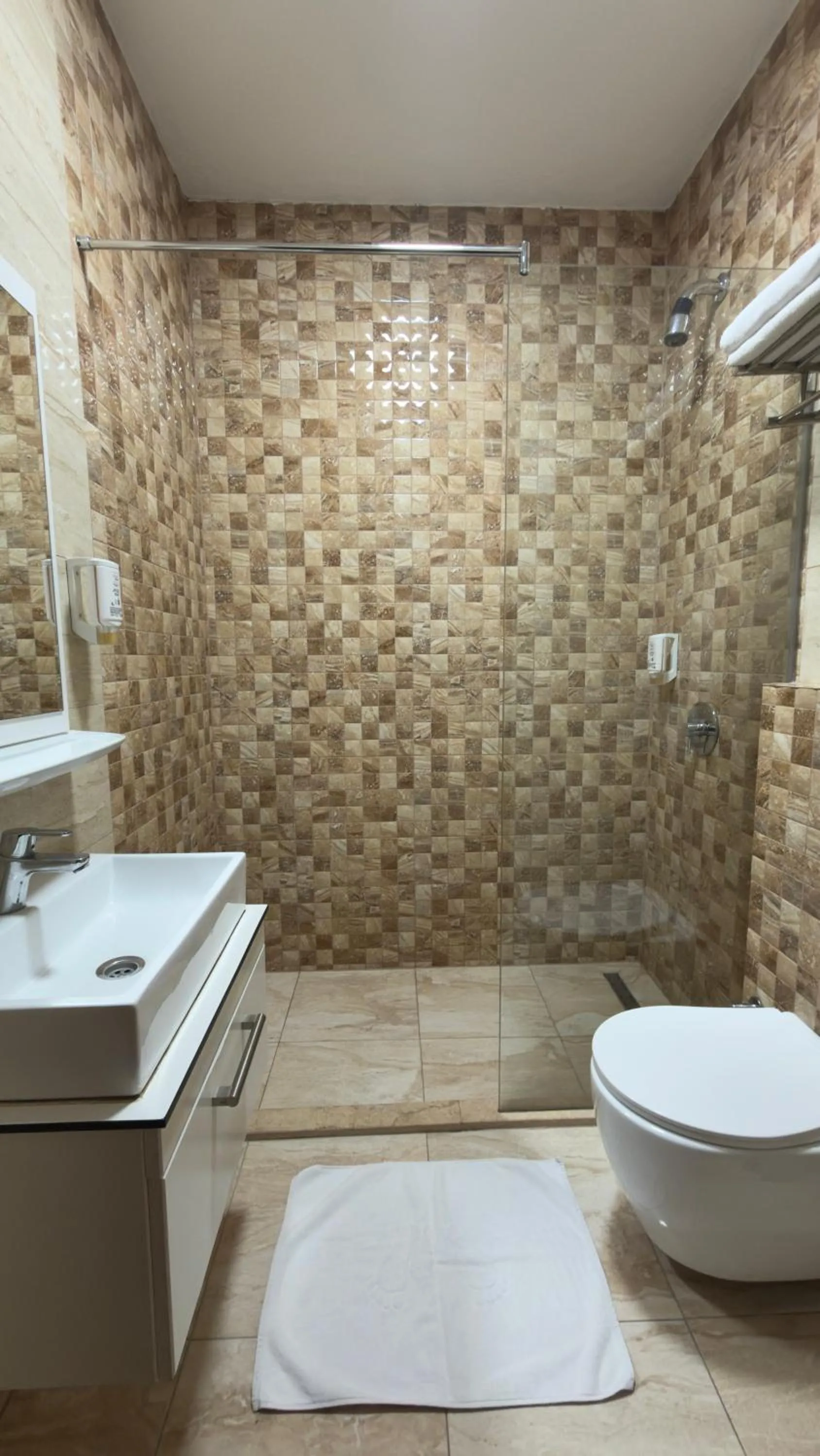 Shower in Hotel Semitronix