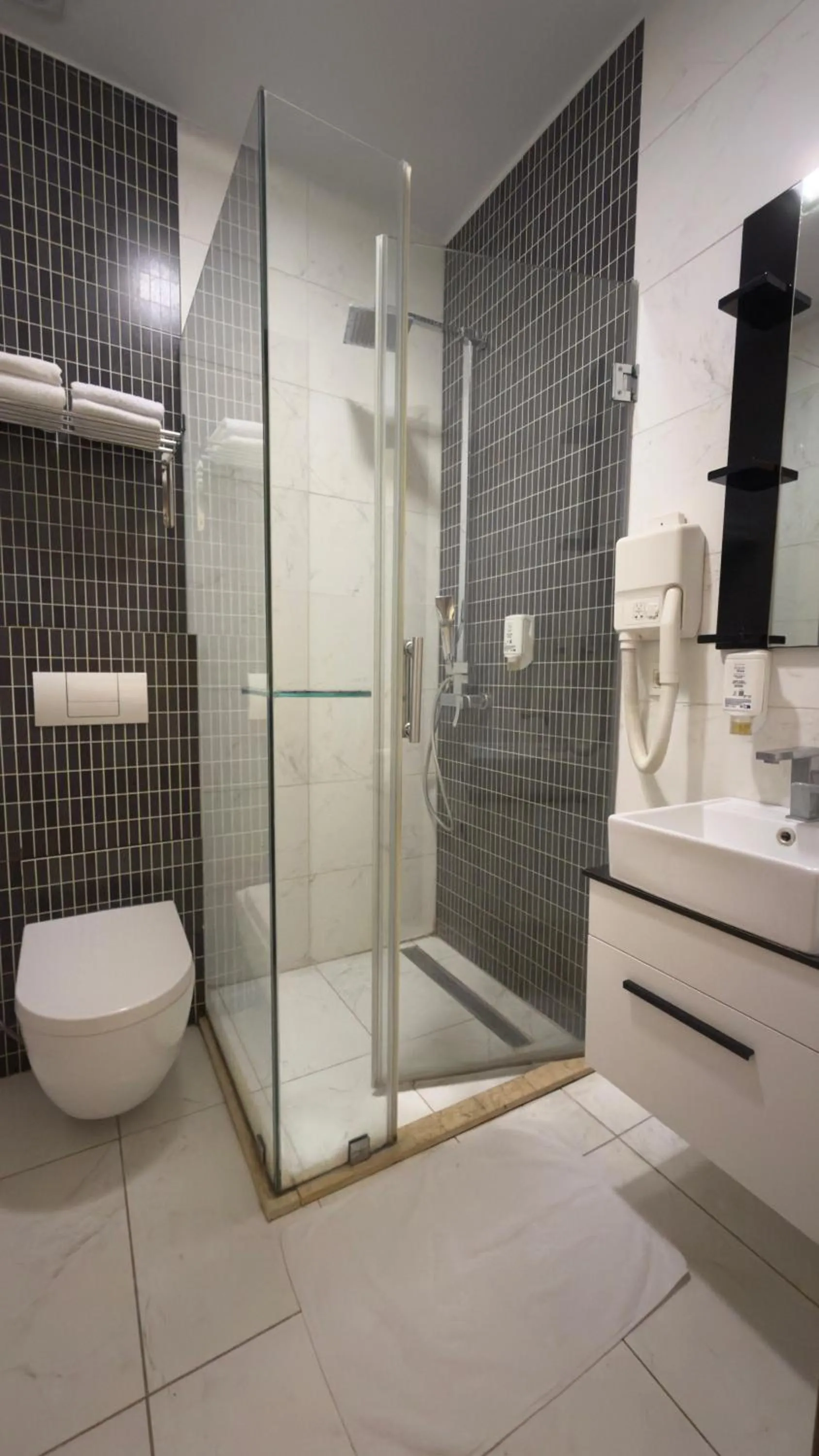 Shower in Hotel Semitronix