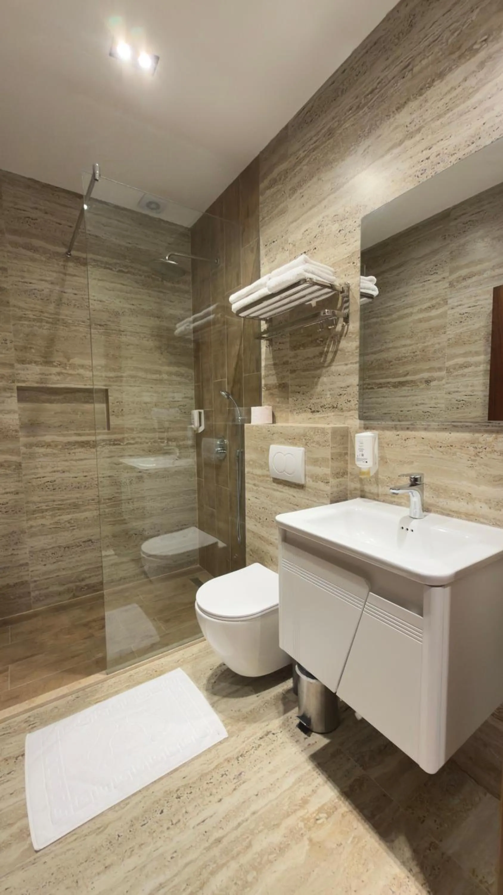 Shower in Hotel Semitronix