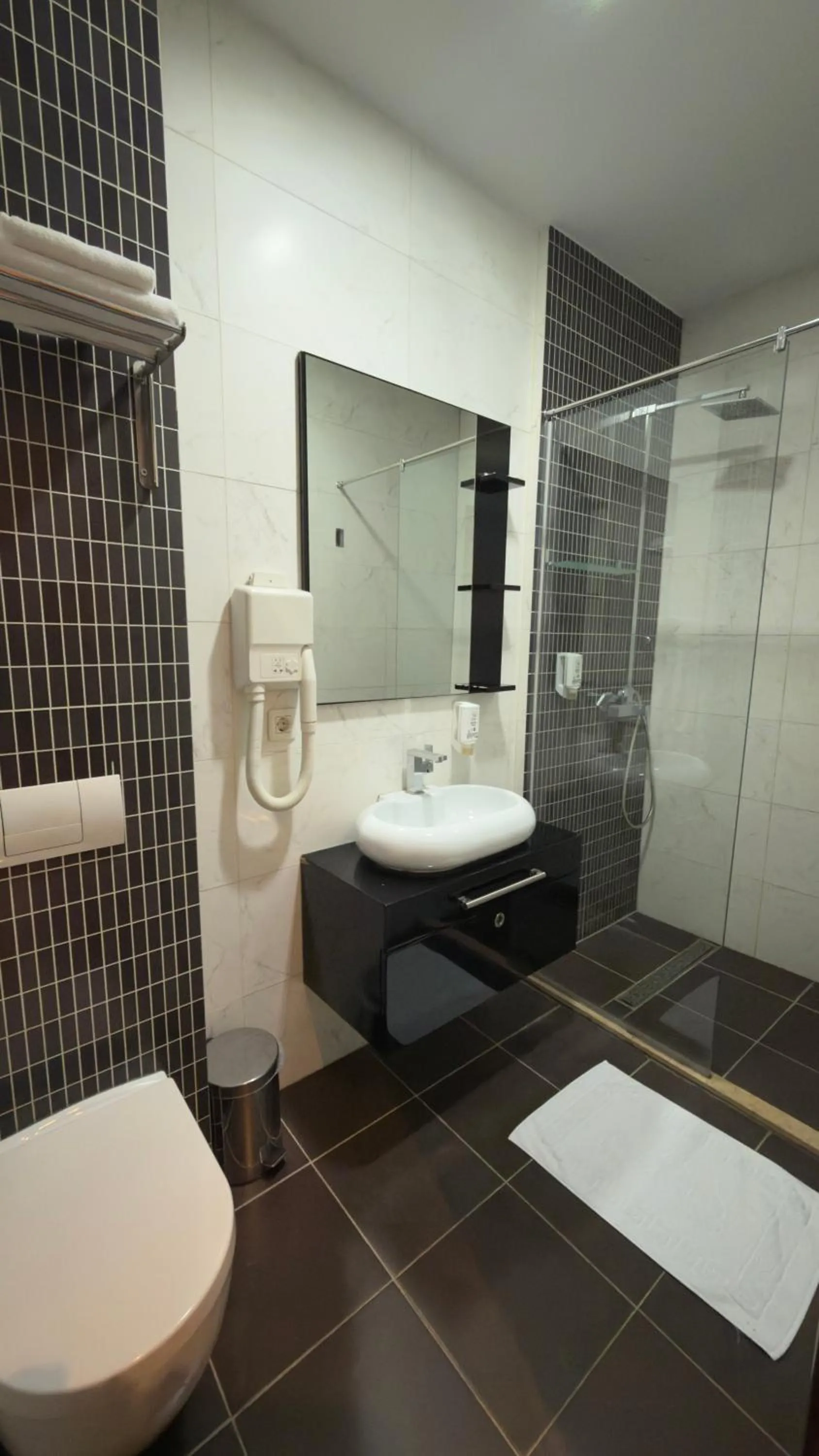 Shower in Hotel Semitronix