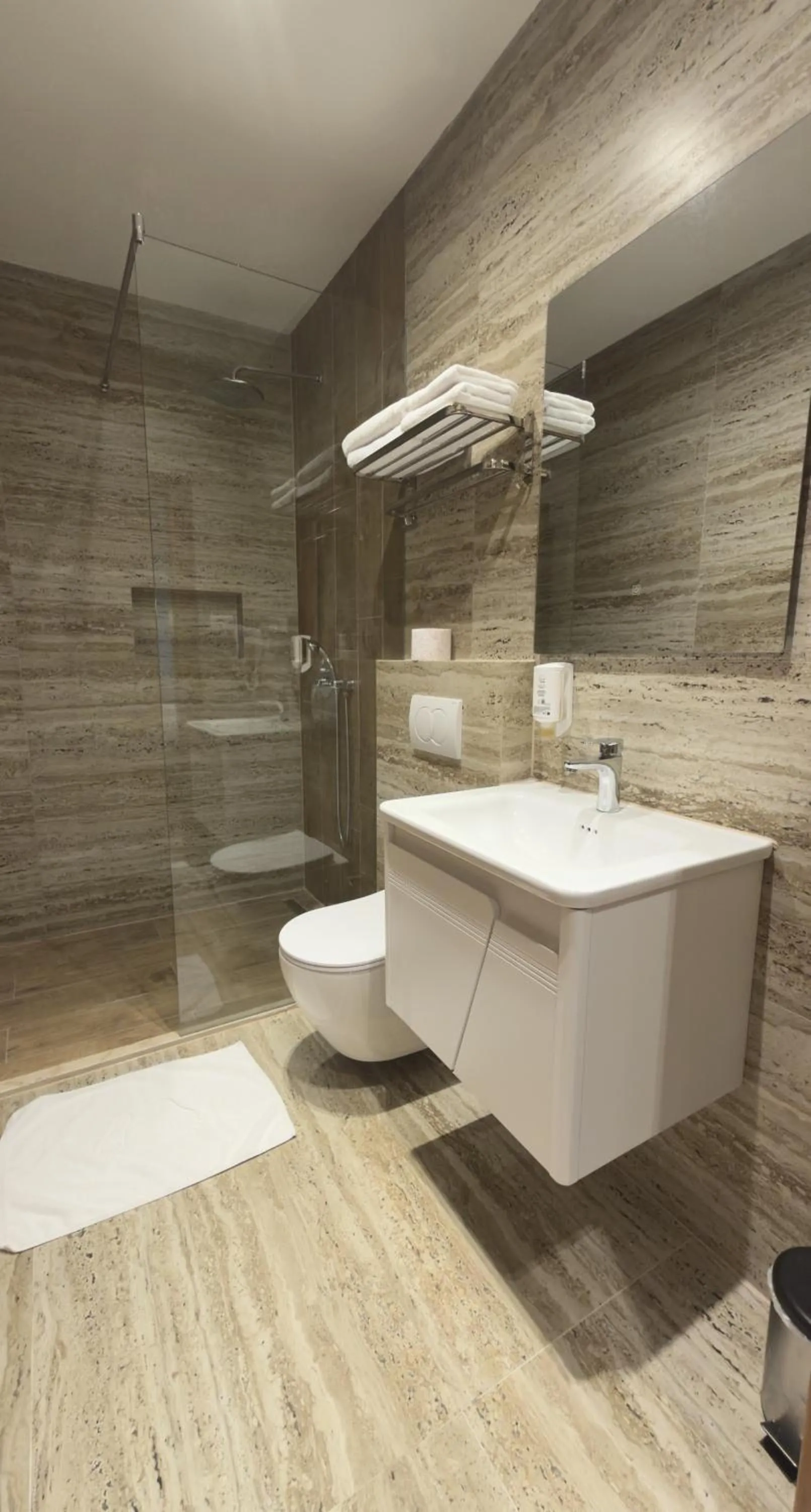 Shower in Hotel Semitronix