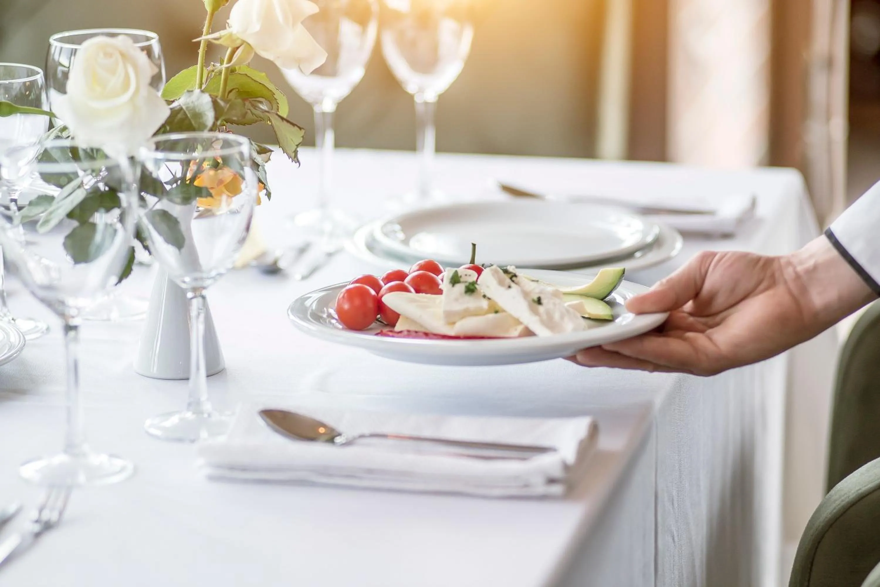 Restaurant/places to eat in Hotel Semitronix
