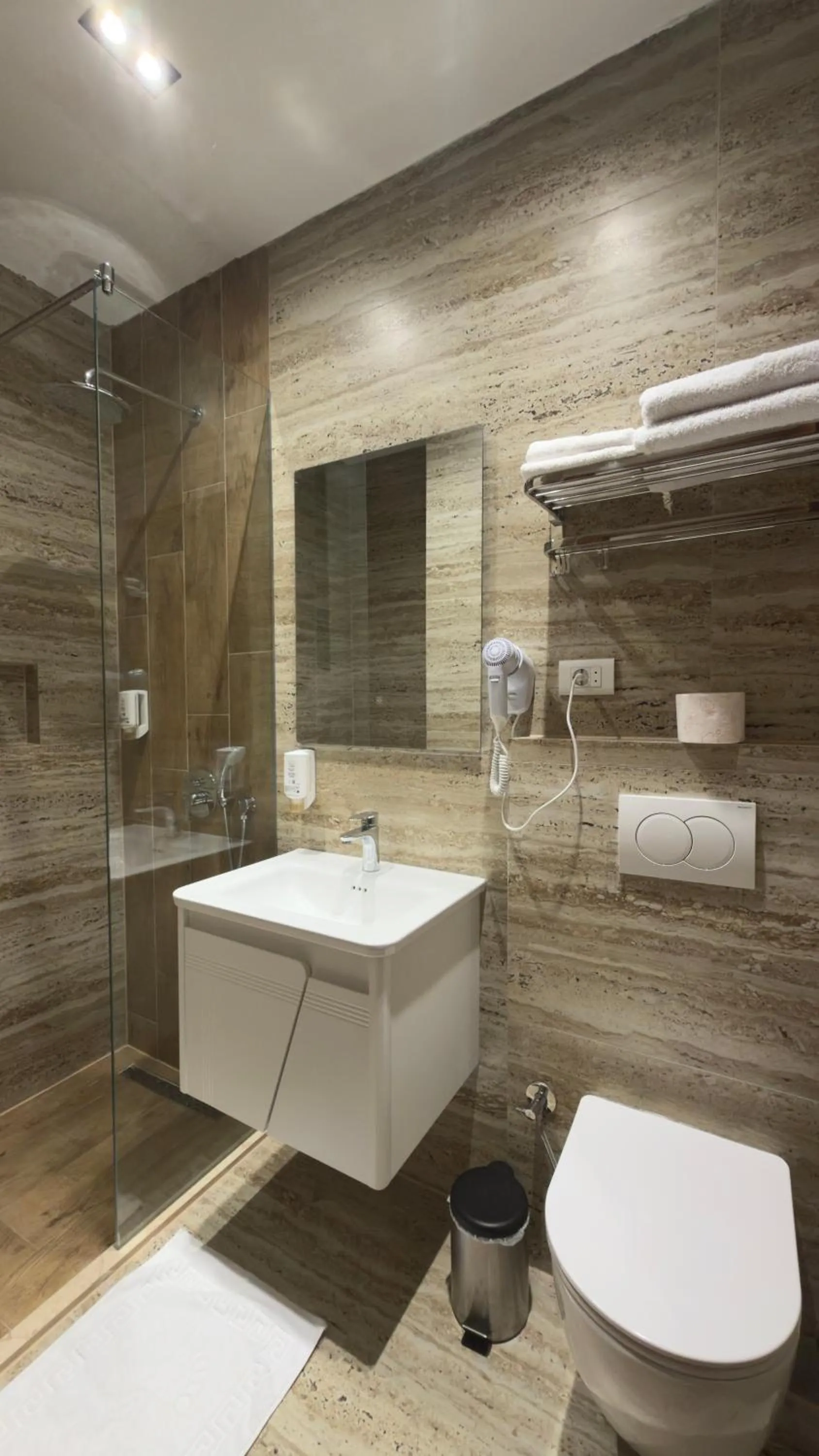 Shower in Hotel Semitronix