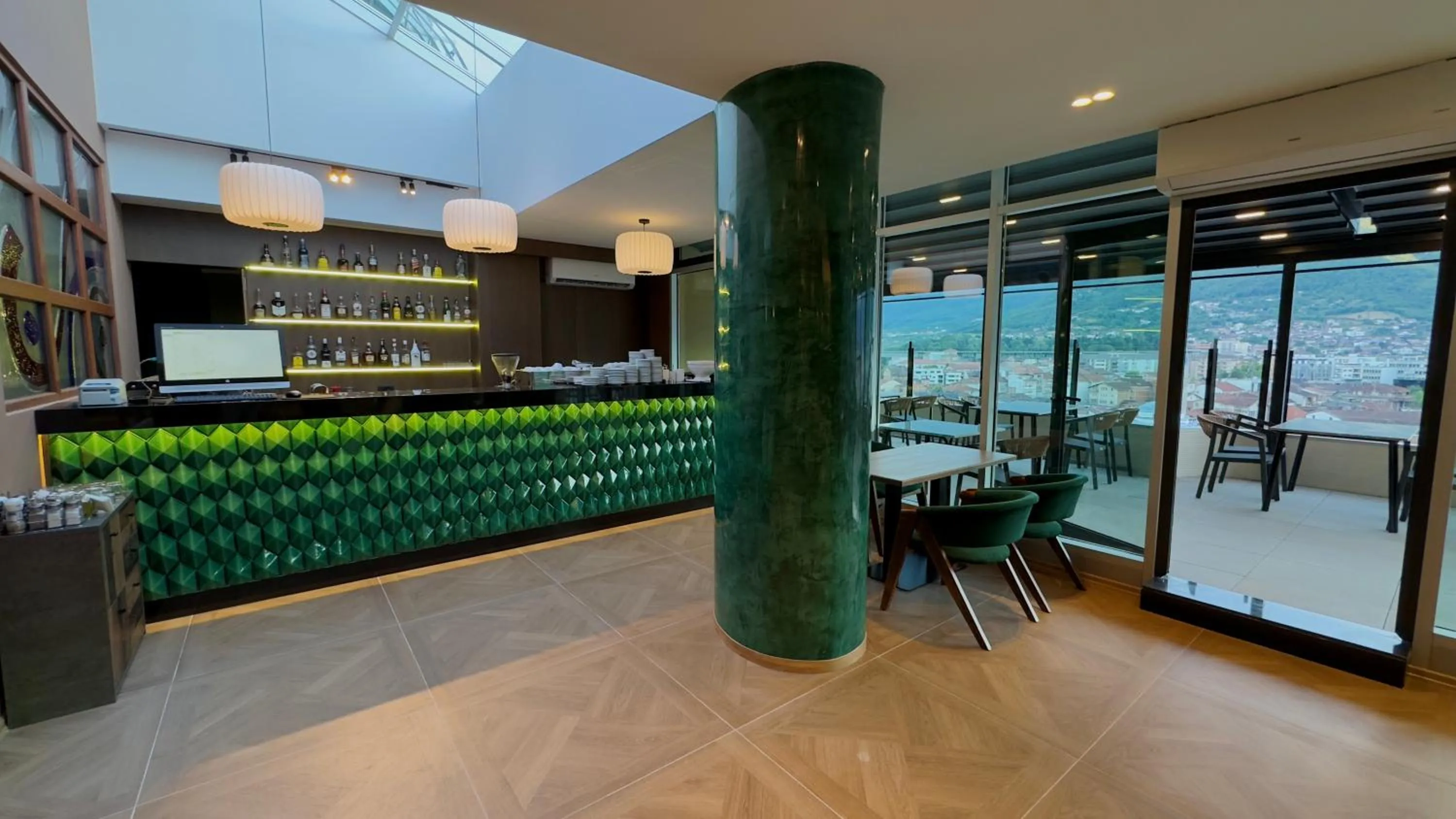 Restaurant/places to eat in Hotel Semitronix