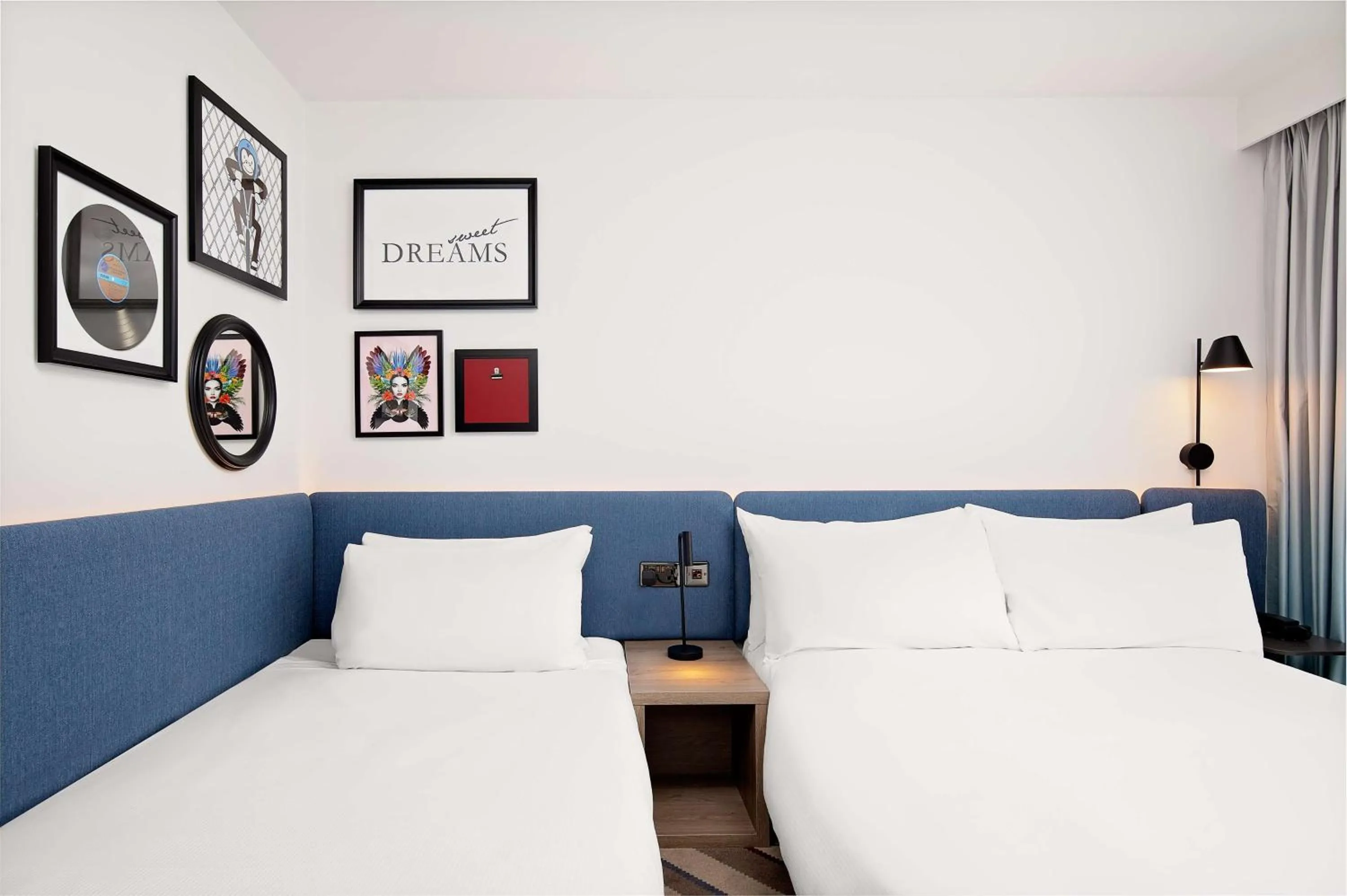 Living room, Bed in Hampton by Hilton High Wycombe