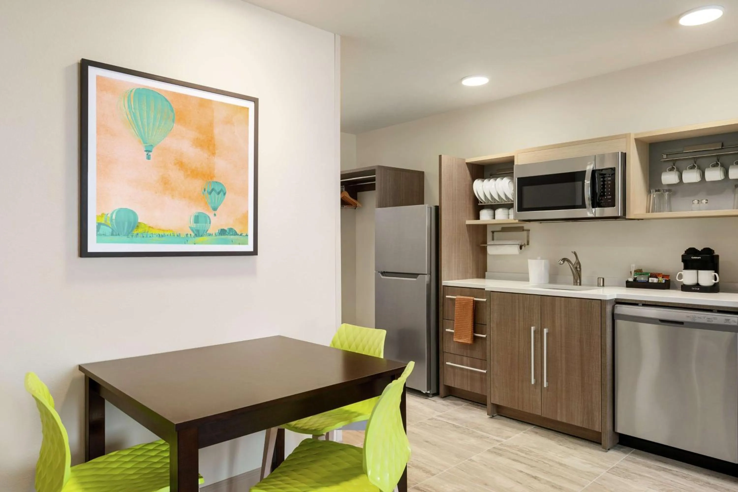 Kitchen or kitchenette in Home2 Suites By Hilton Alamogordo White Sands