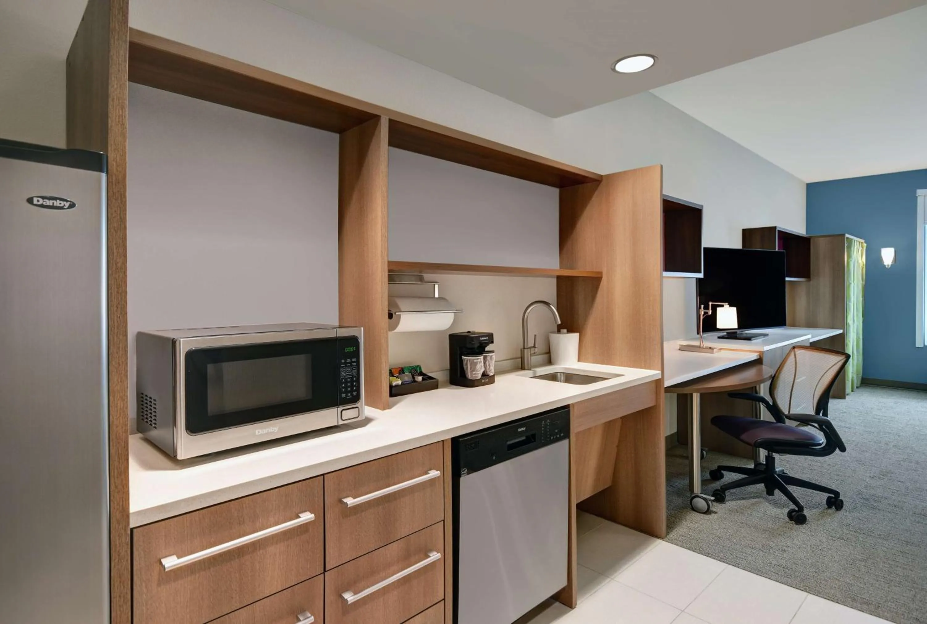 Kitchen or kitchenette in Home2 Suites by Hilton Atlanta Airport North