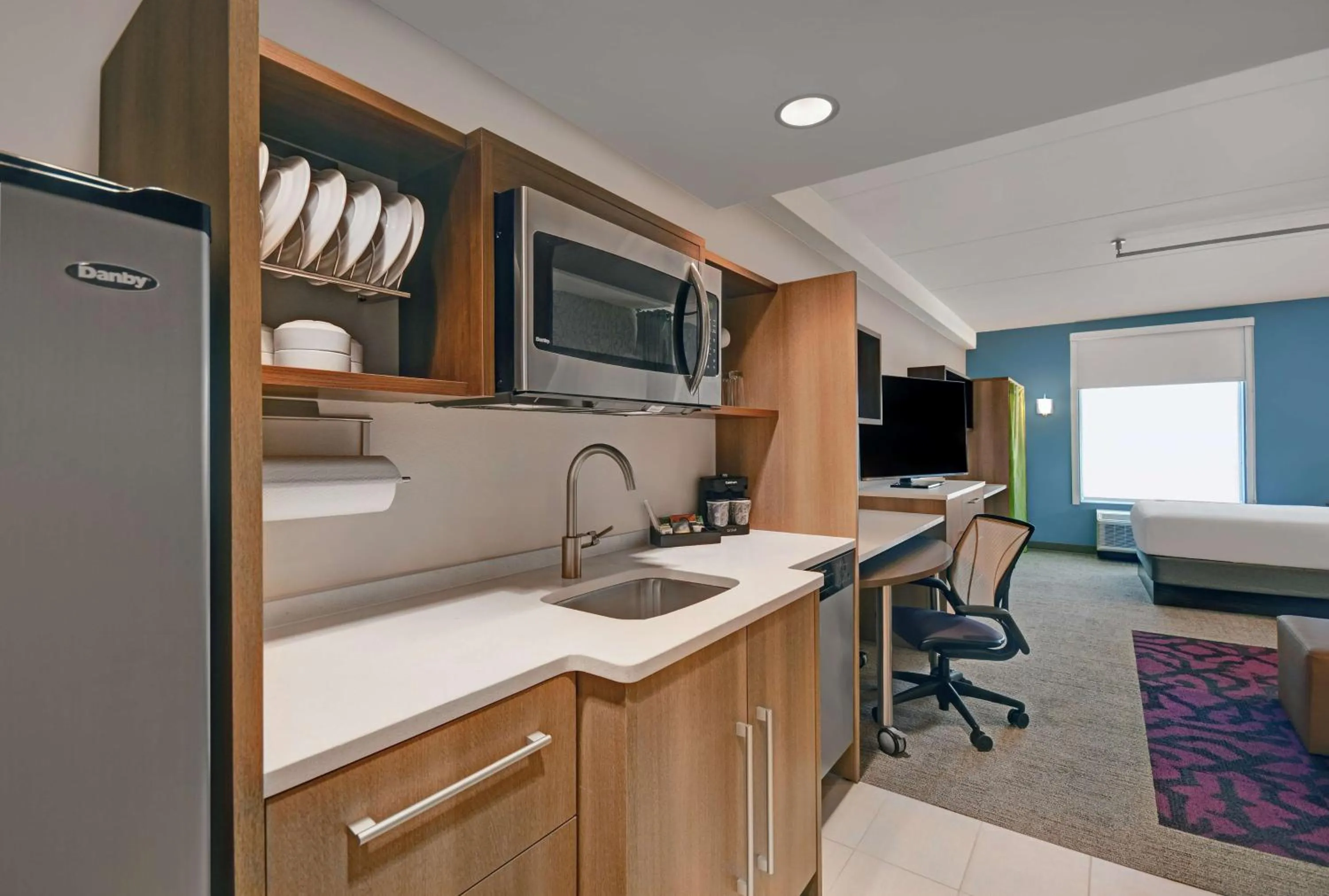 Kitchen or kitchenette in Home2 Suites by Hilton Atlanta Airport North