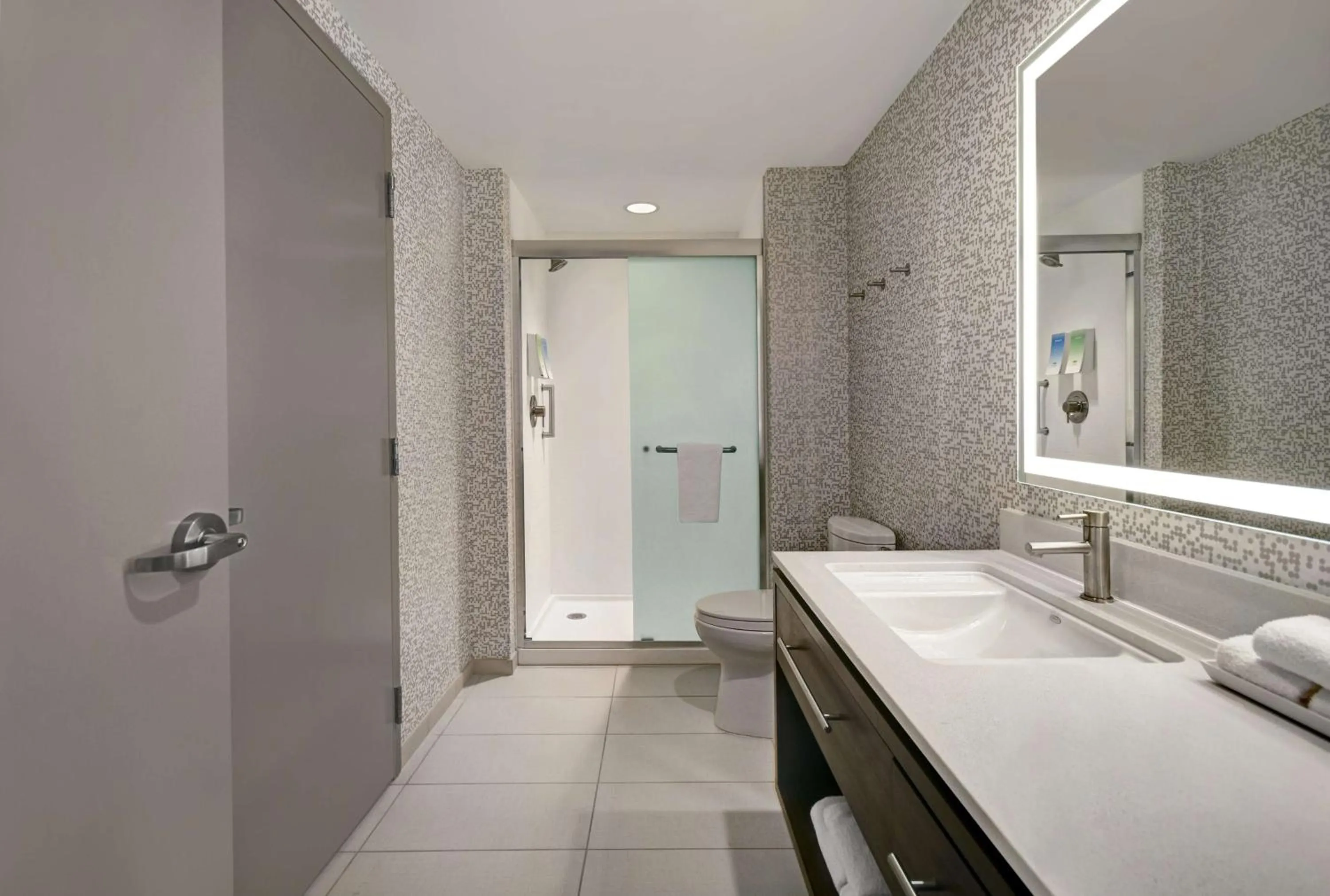 Bathroom, Bed in Home2 Suites by Hilton Atlanta Airport North