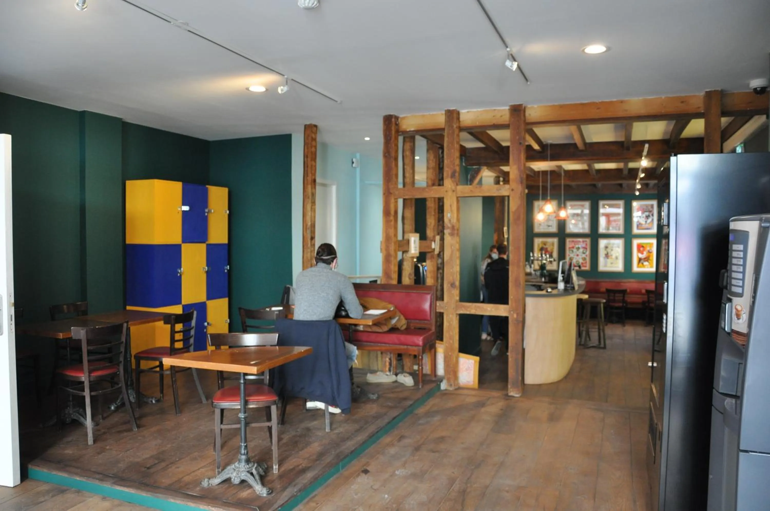 Communal lounge/ TV room in Hostel20 Bayonne