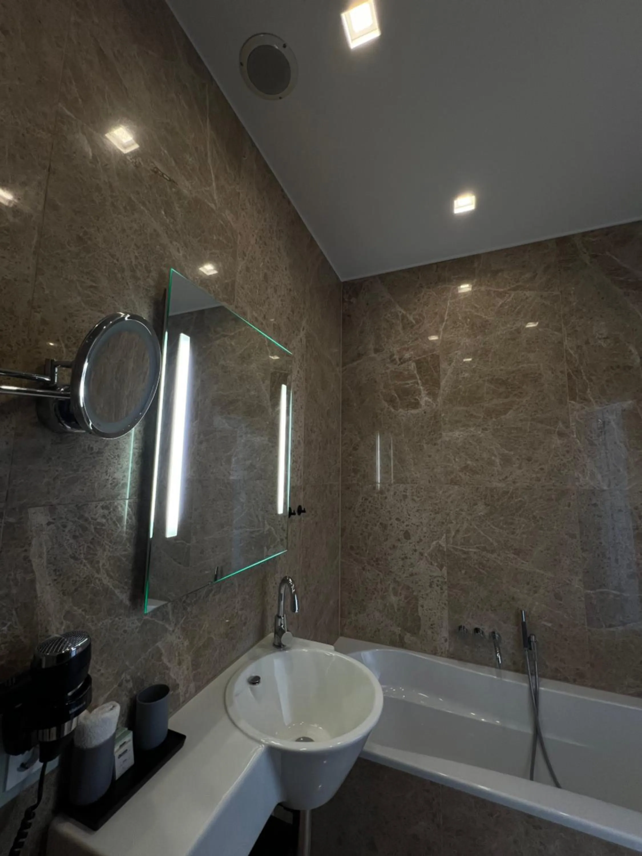 Shower in Palace St. George