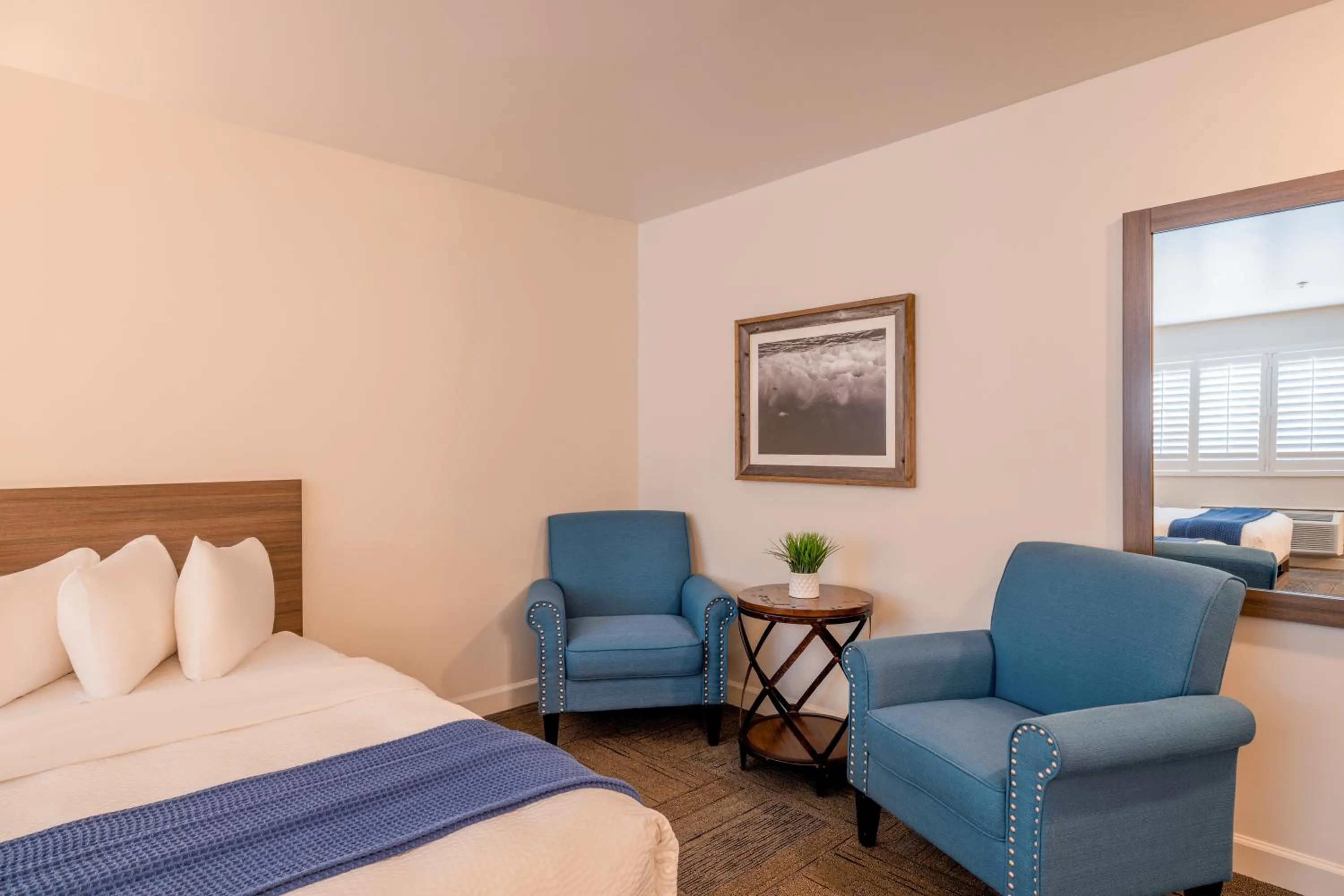 Seating area, Bed in Inn At Moss Landing Point