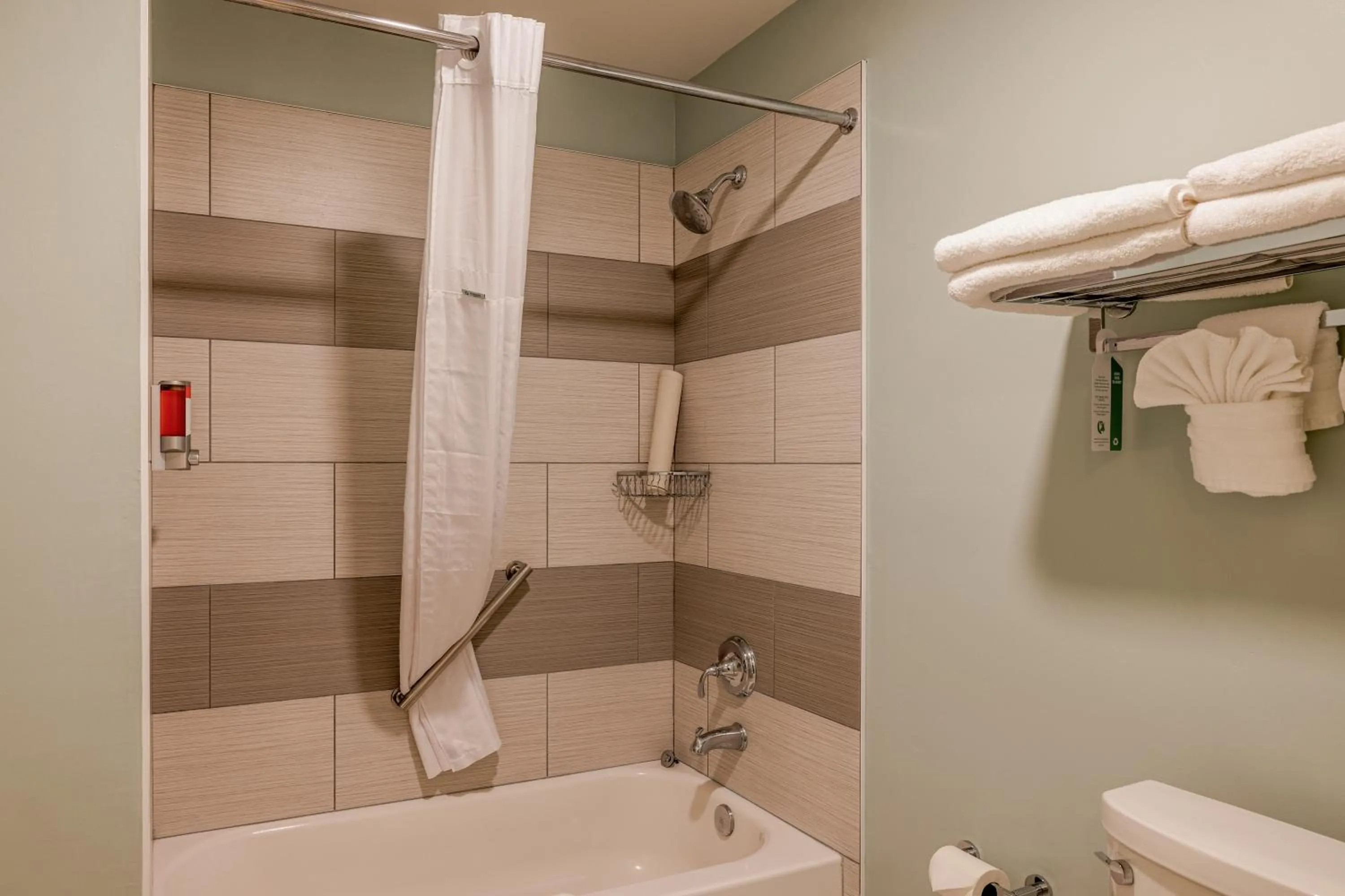 Shower in Inn At Moss Landing Point