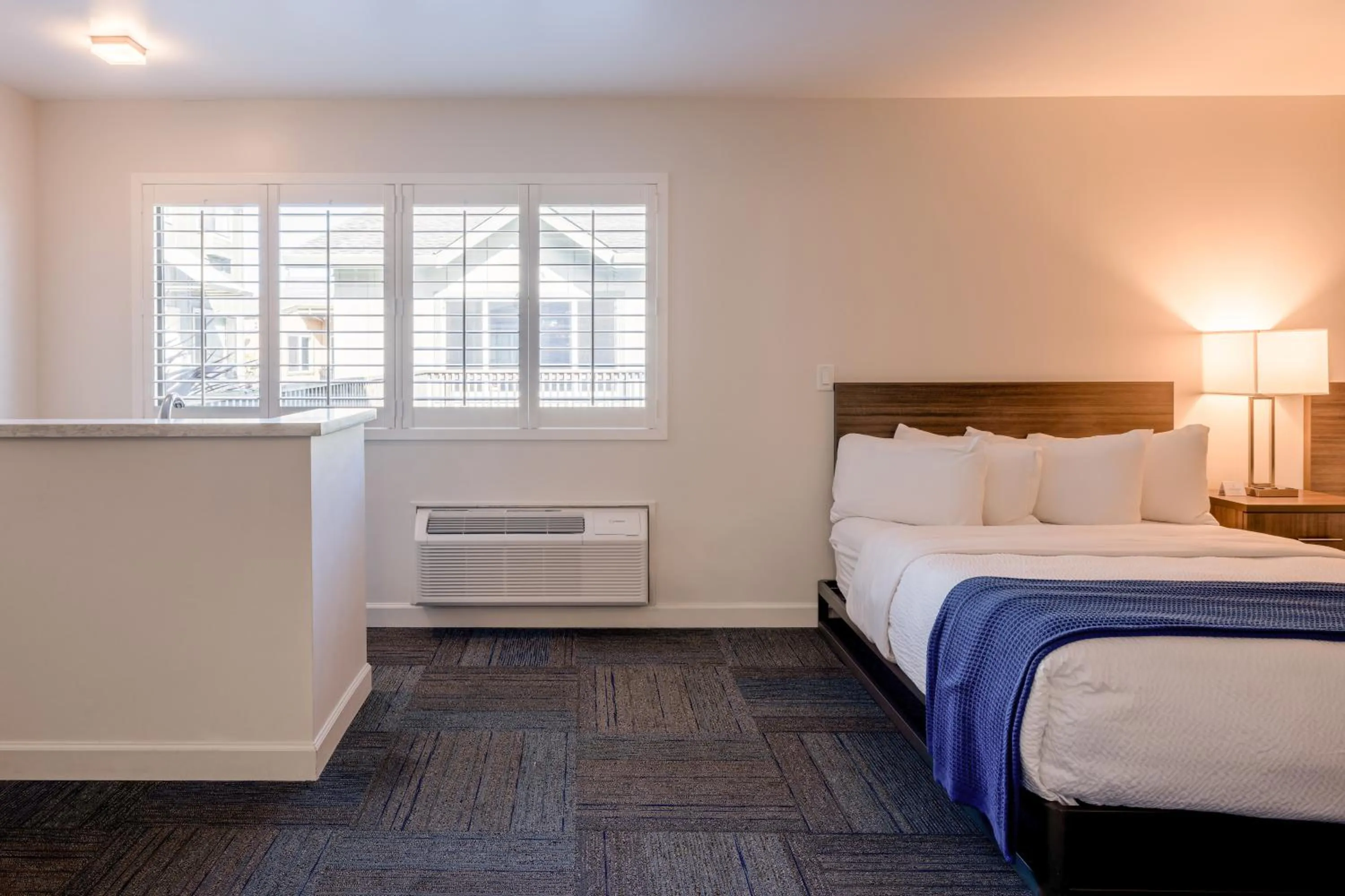 Photo of the whole room, Bed in Inn At Moss Landing Point