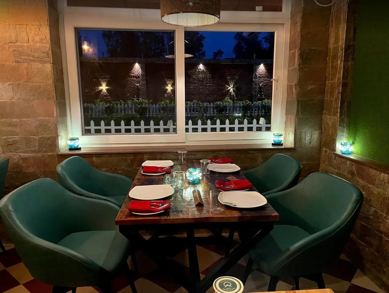 Restaurant/places to eat in Yashmay Villa Club & Resort