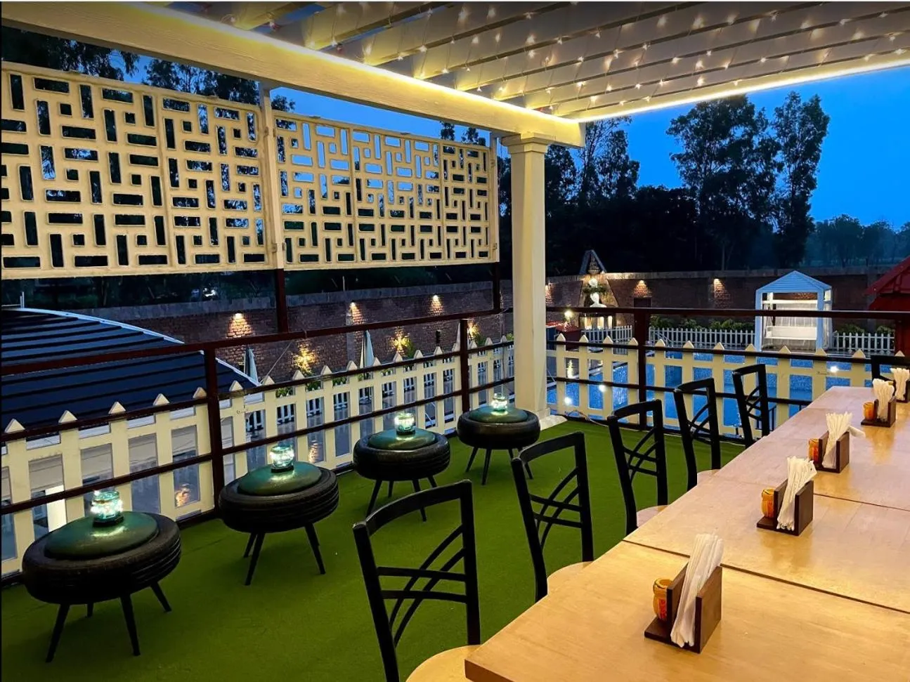 Lounge or bar in Yashmay Villa Club & Resort