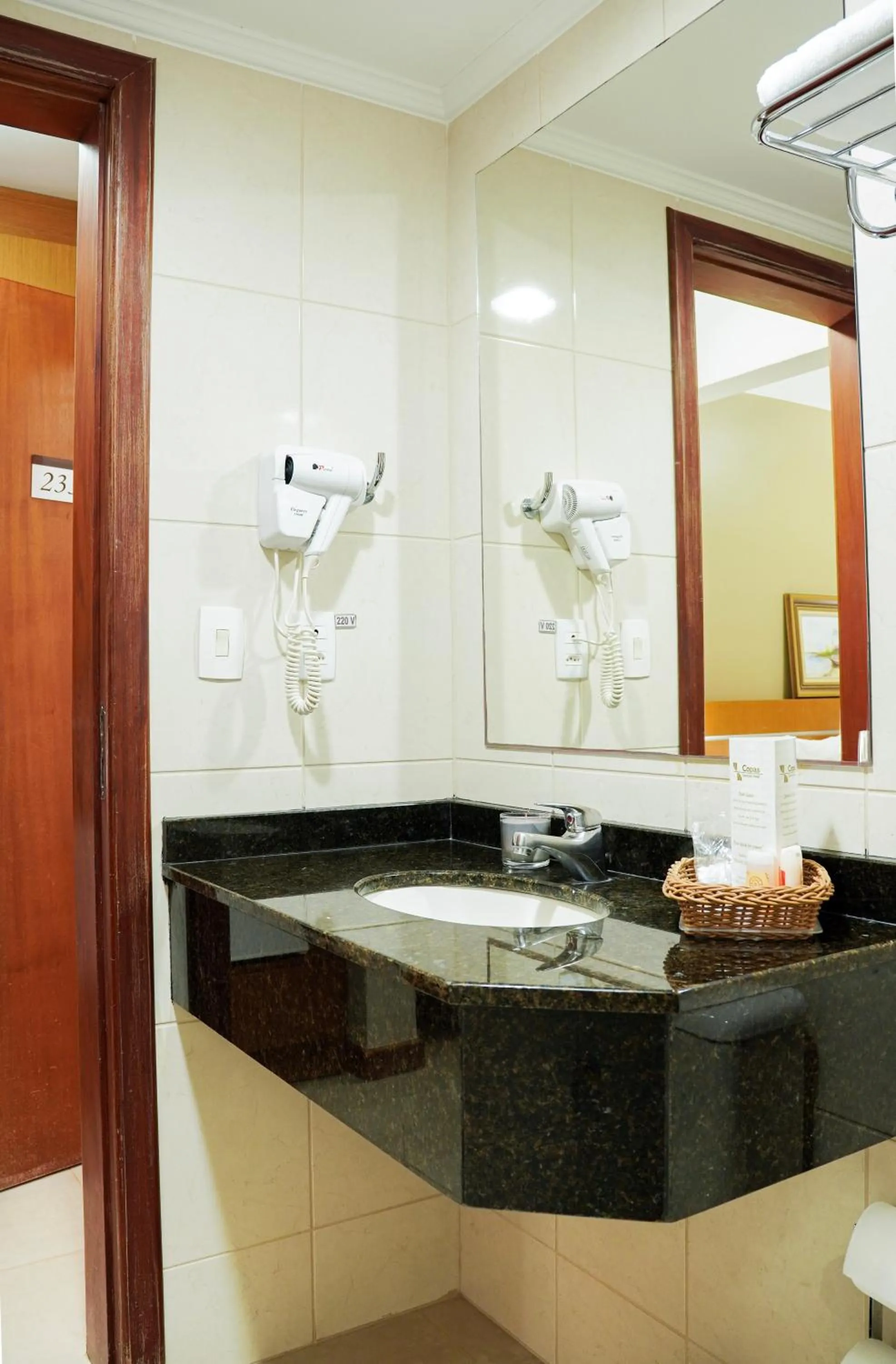 Bathroom in Copas Executive Hotel