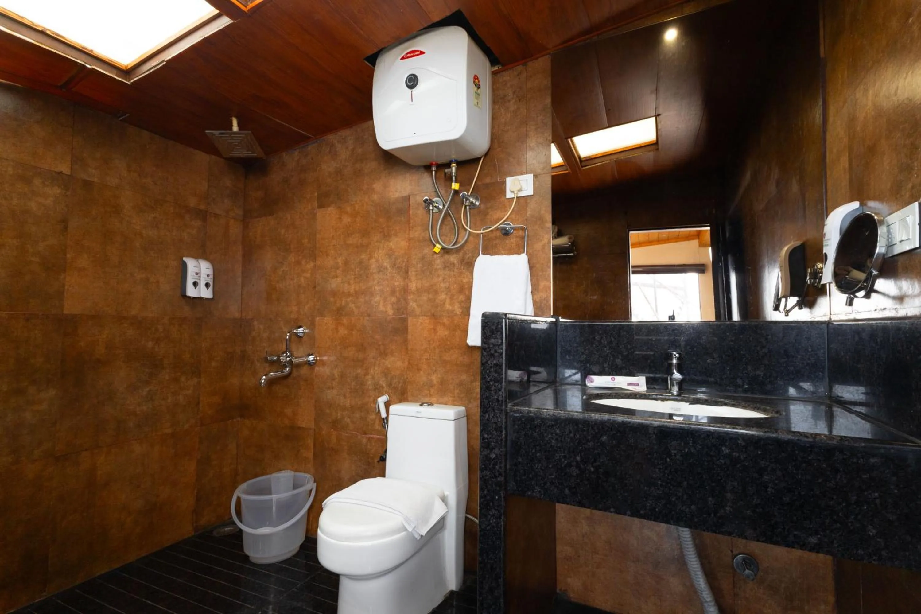 Bathroom in Sumitel Vista 800m from Mall Road