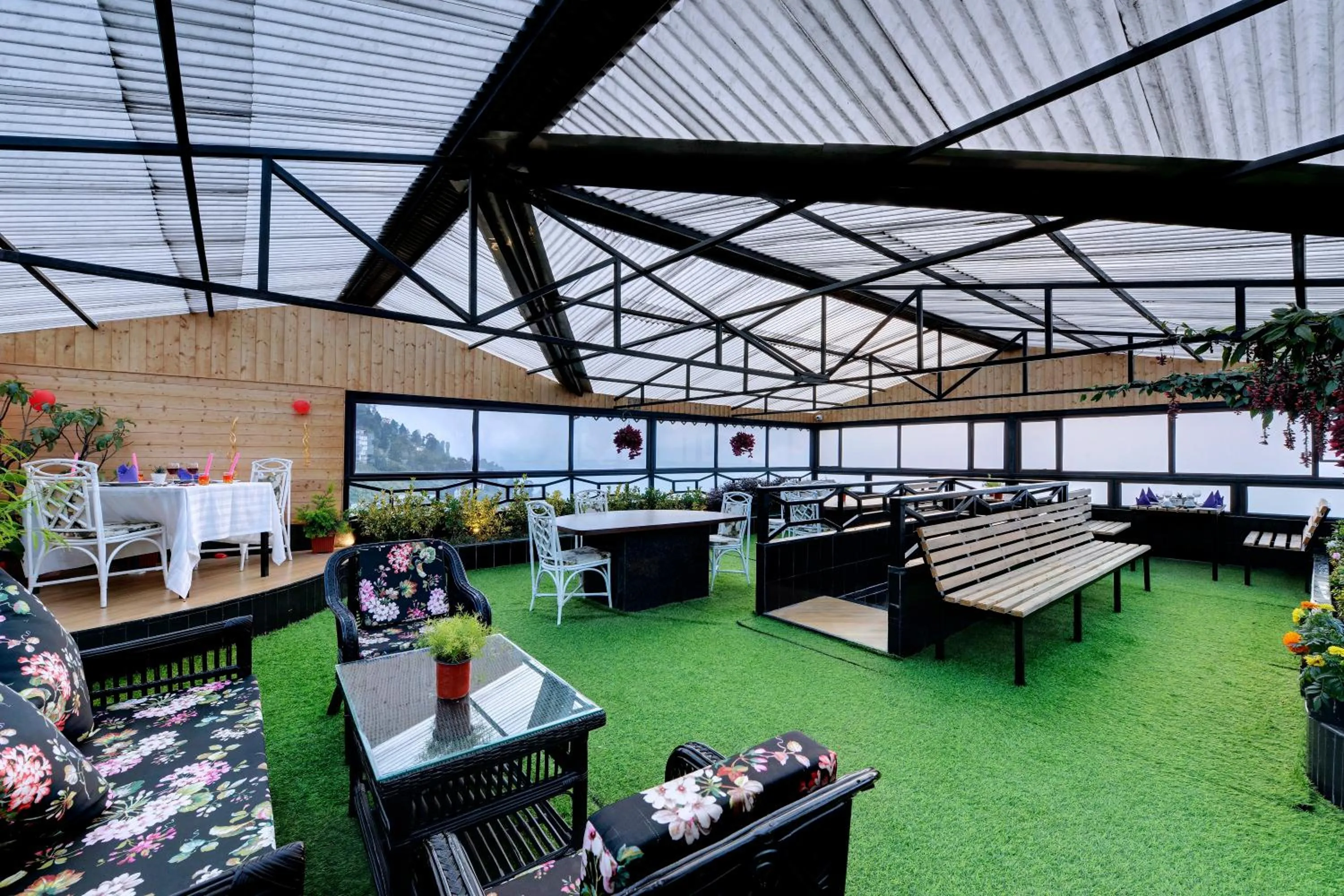 Restaurant/places to eat in Sumitel Vista 800m from Mall Road