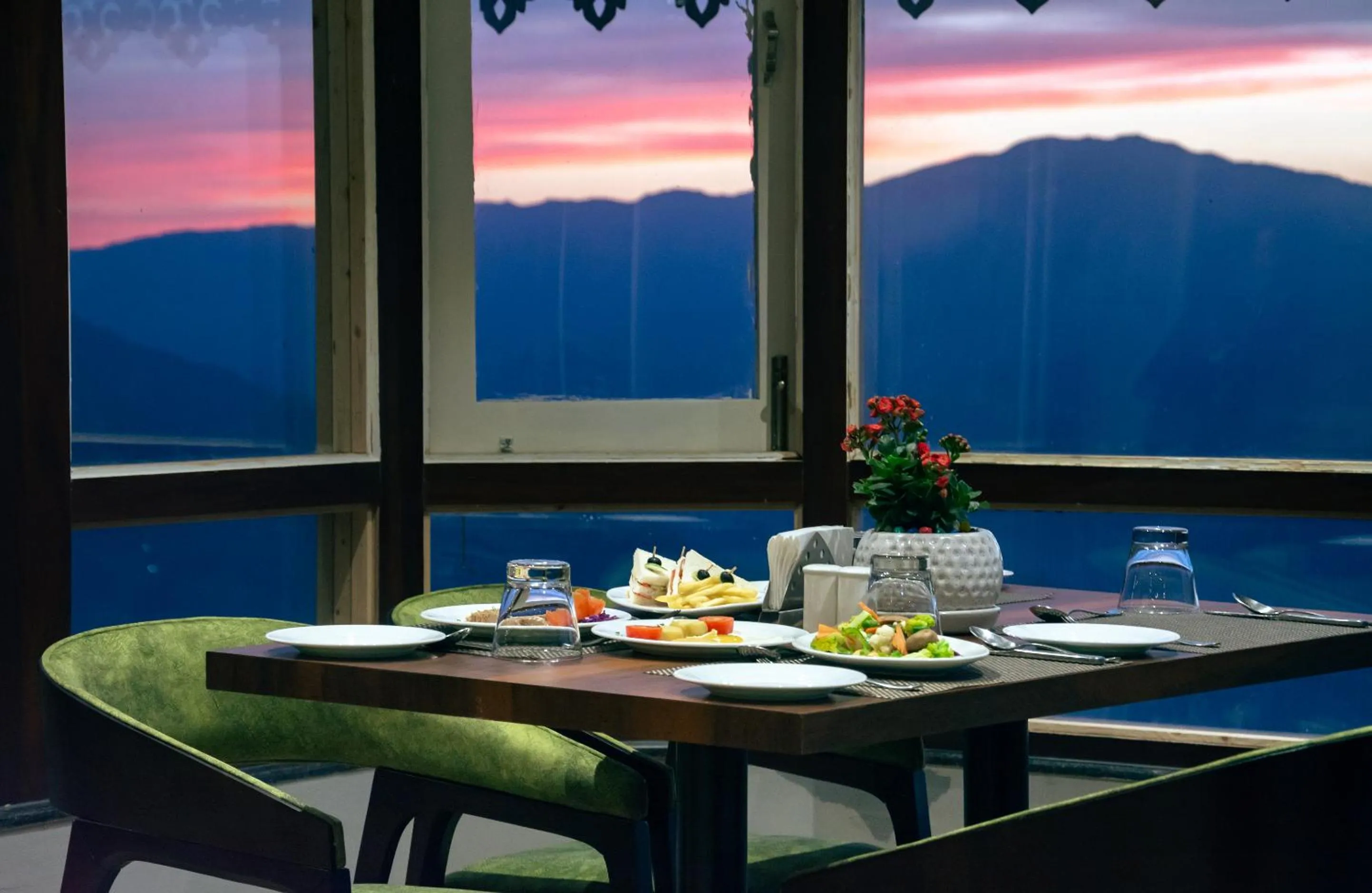 Restaurant/places to eat in Sumitel Vista 800m from Mall Road