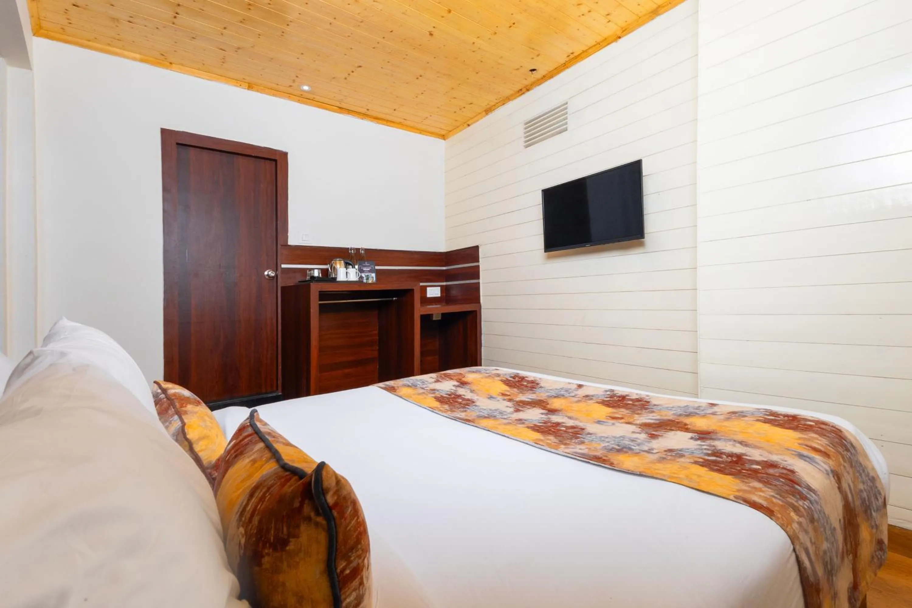 Bed in Sumitel Vista 800m from Mall Road