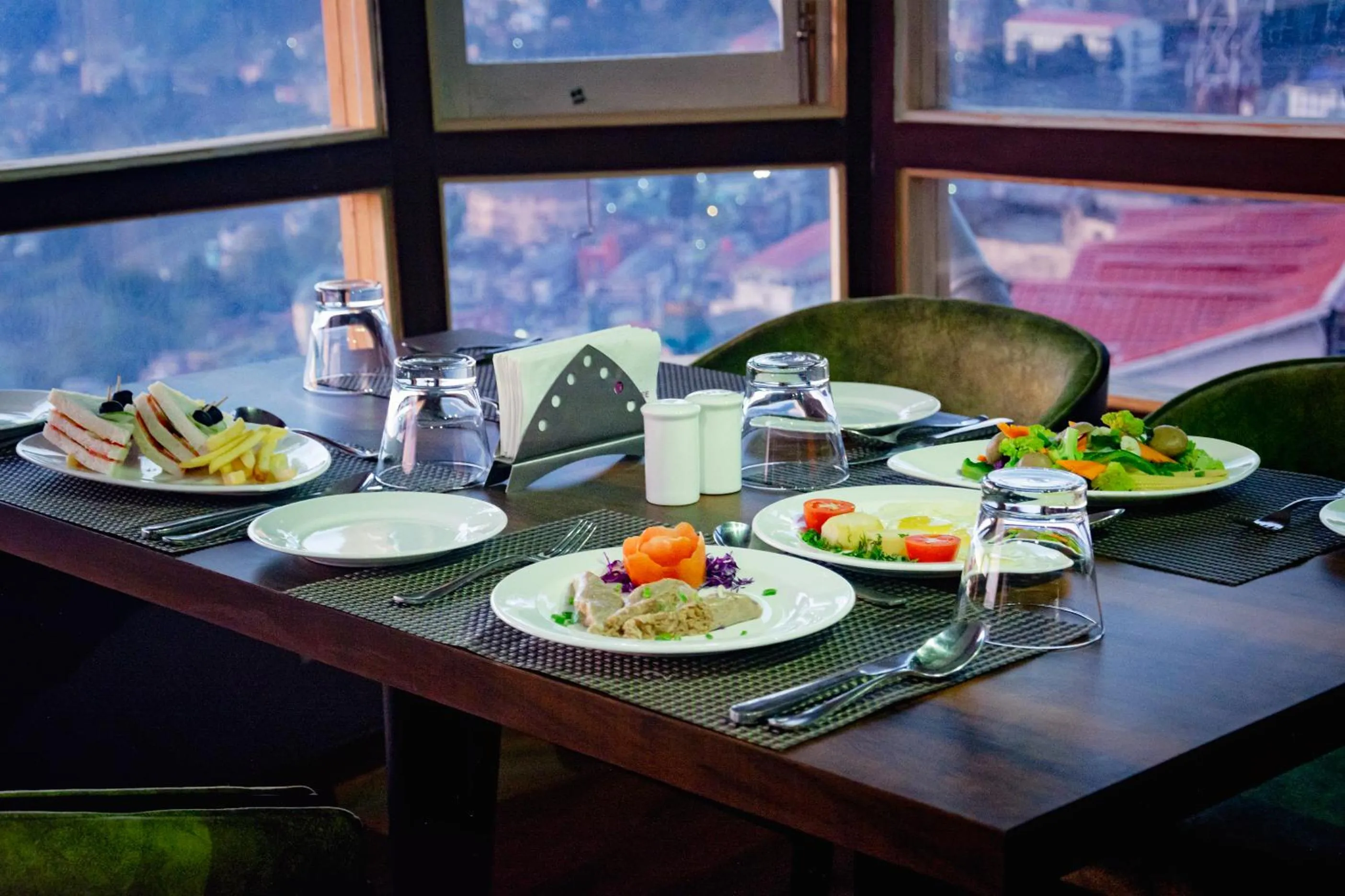 Restaurant/places to eat in Sumitel Vista 800m from Mall Road