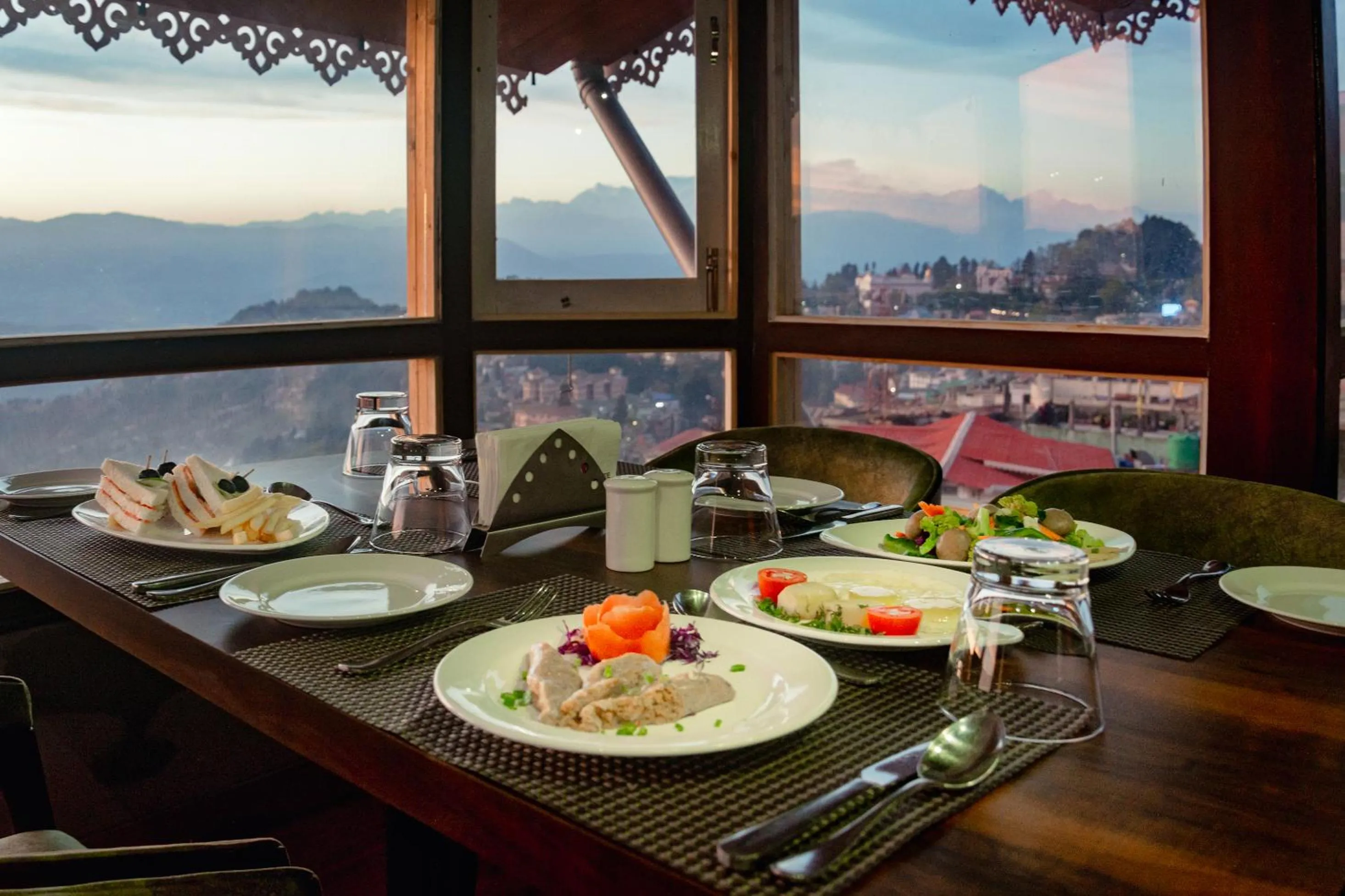 Restaurant/places to eat in Sumitel Vista 800m from Mall Road