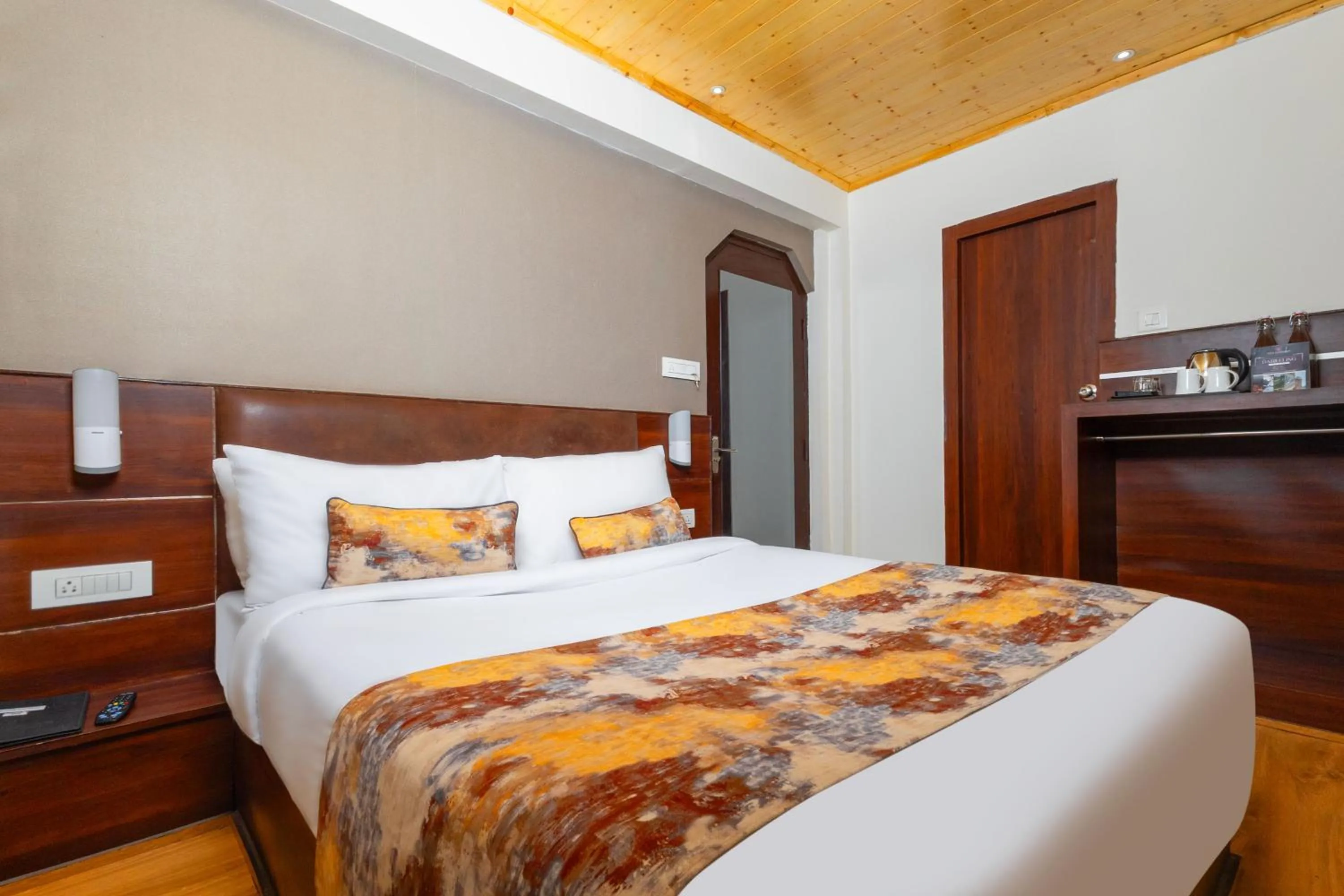 Bedroom, Bed in Sumitel Vista 800m from Mall Road